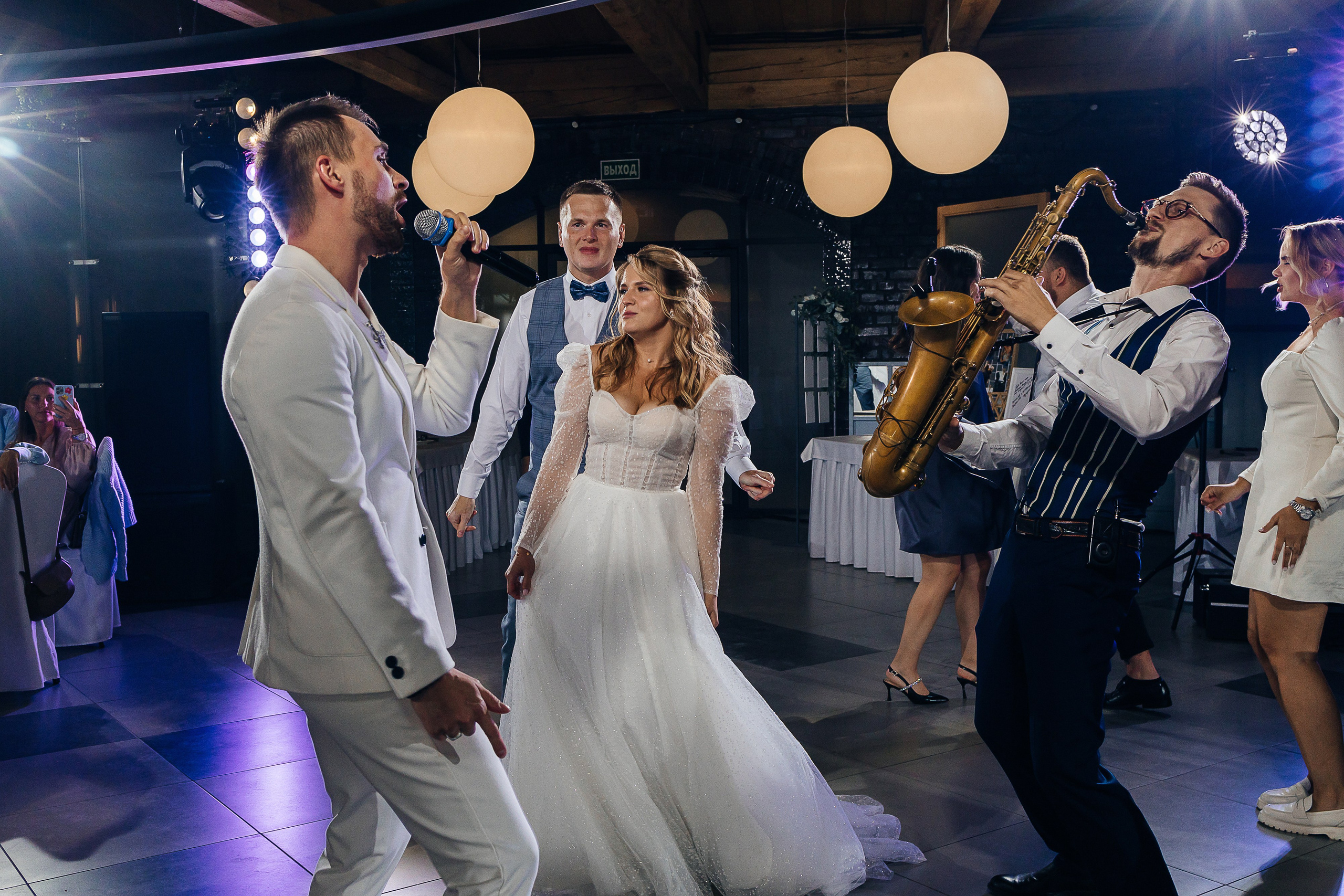 Трогательная выездная церемония в уютном дворике отеля. Олег Сверчков | Свадебный фотограф Вологда