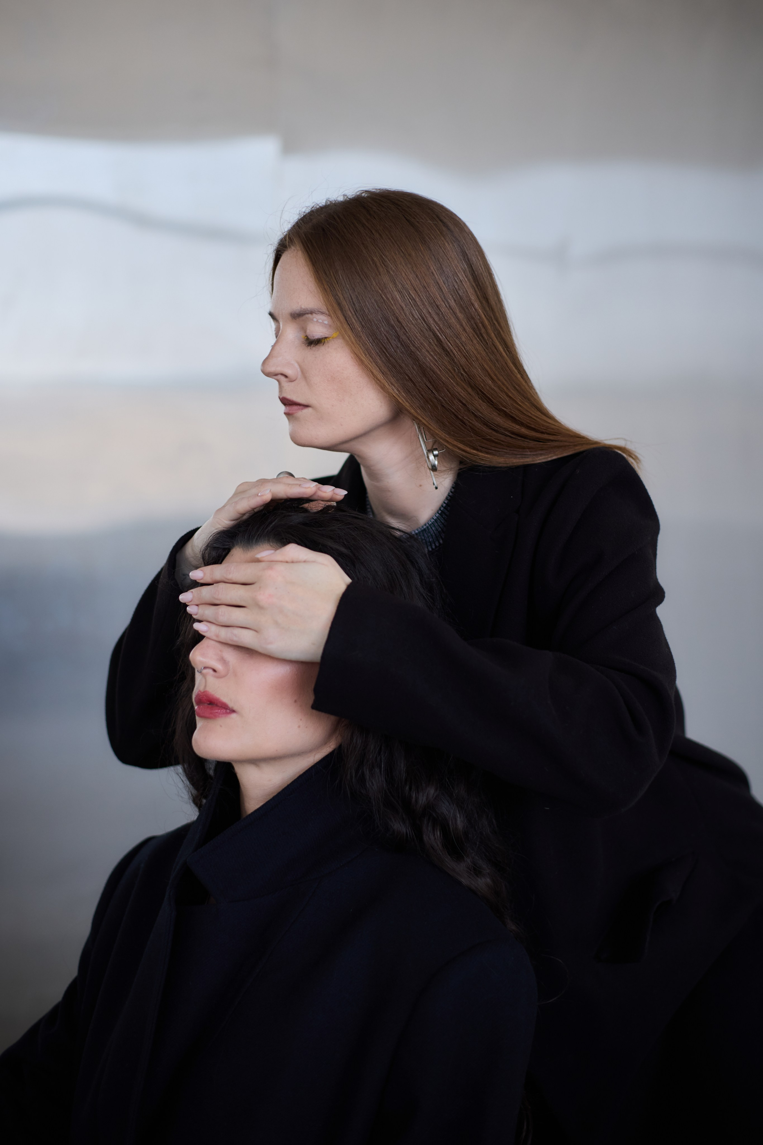 Две девушки на фоне металлической стены, взаимодействуют с друг с другом. Виктория Брызгалова и Анна Пижонкова