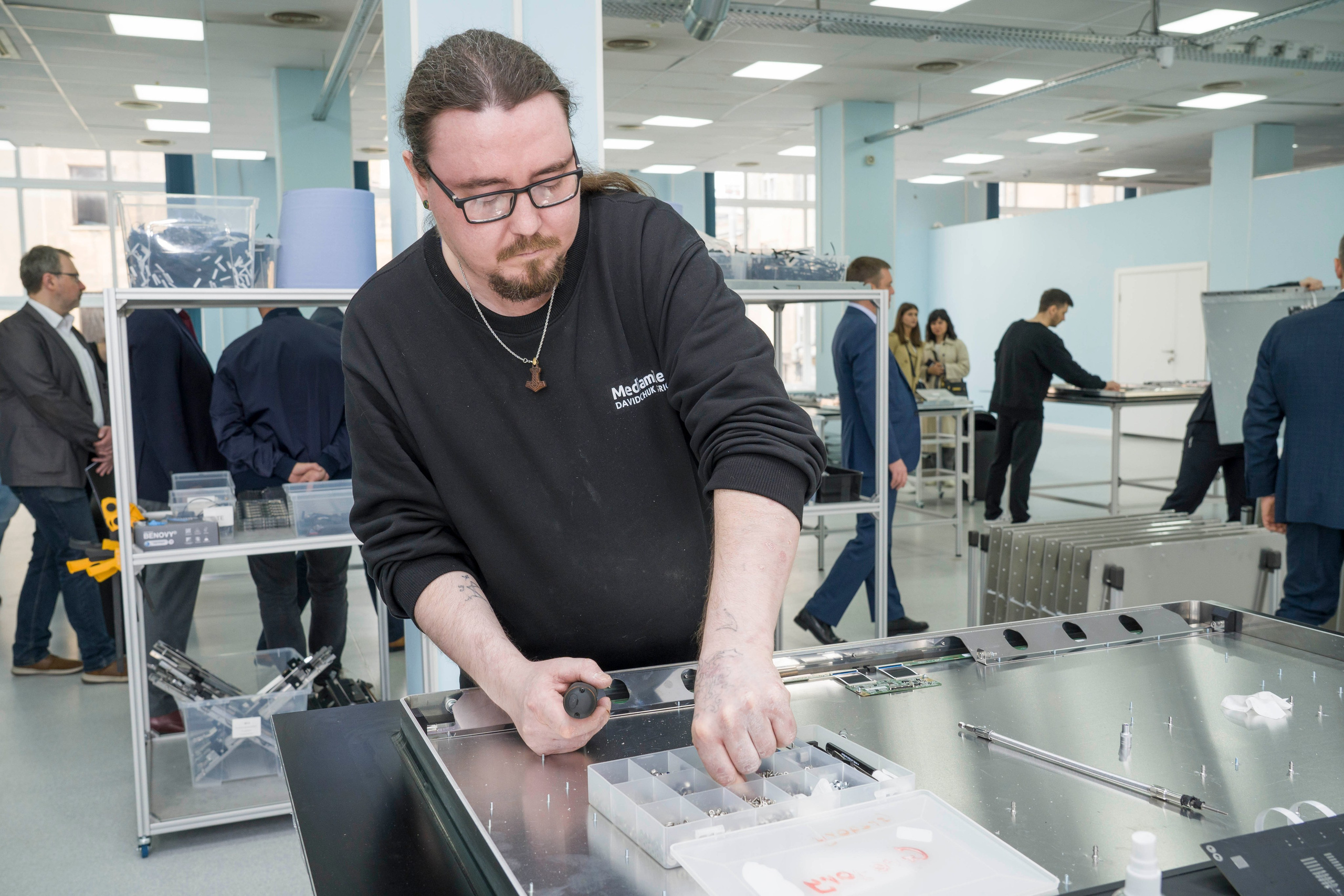Вице-губернатор Санкт-Петербурга с делегацией на производстве. Фотограф в Санкт-Петербурге. Репортажная и все съёмки для бизнеса