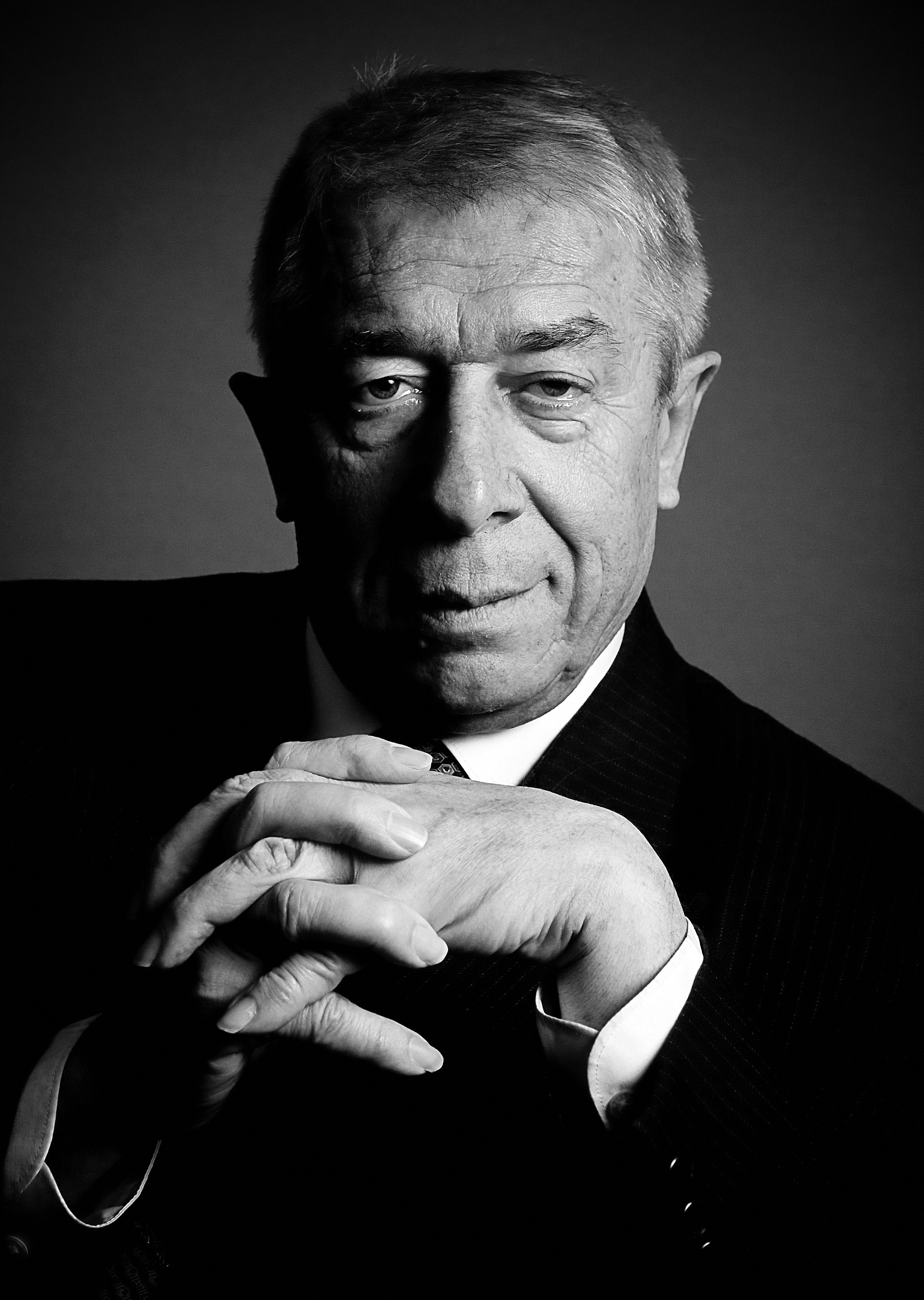 Деловой мужской портрет с руками