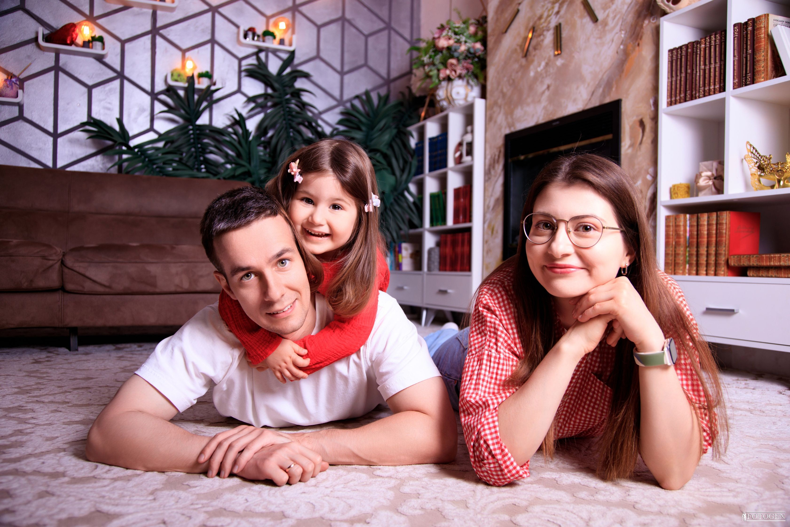 Семейная фотосессия: мама, папа и малыш | Портфолио Fotogen. Интерьерная фотостудия FOTOGEN г. Краснодар