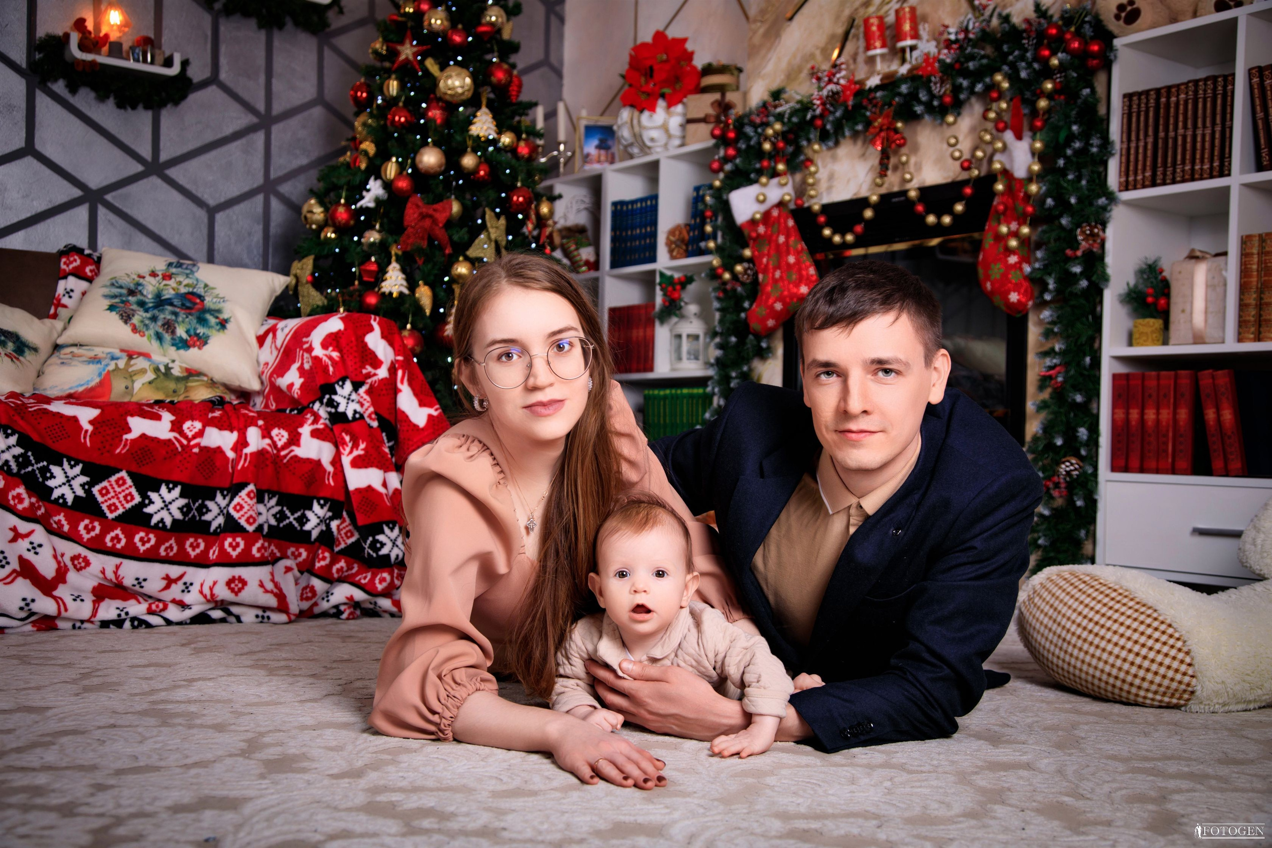 Семейная фотосессия: мама, папа и малыш | Портфолио Fotogen. Интерьерная фотостудия FOTOGEN г. Краснодар