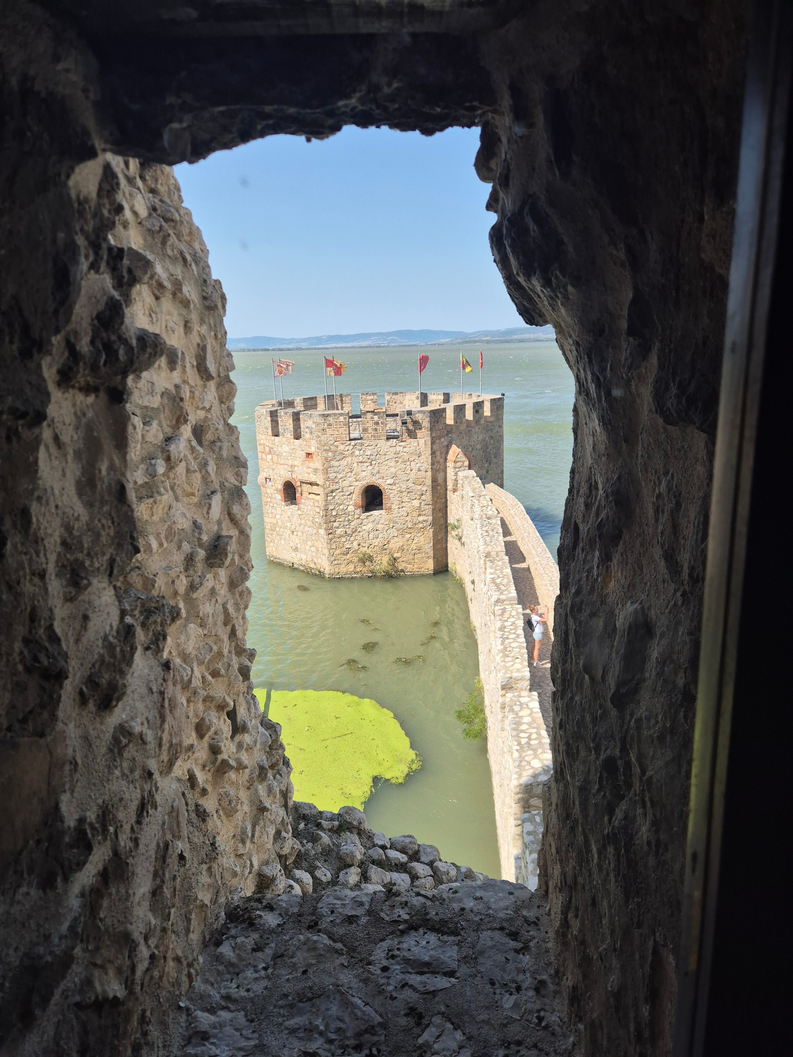 Крепость XIV в, построена венграми и сербами. При строительстве в 70-х годах Джердапской ГЭС частично была подтоплена