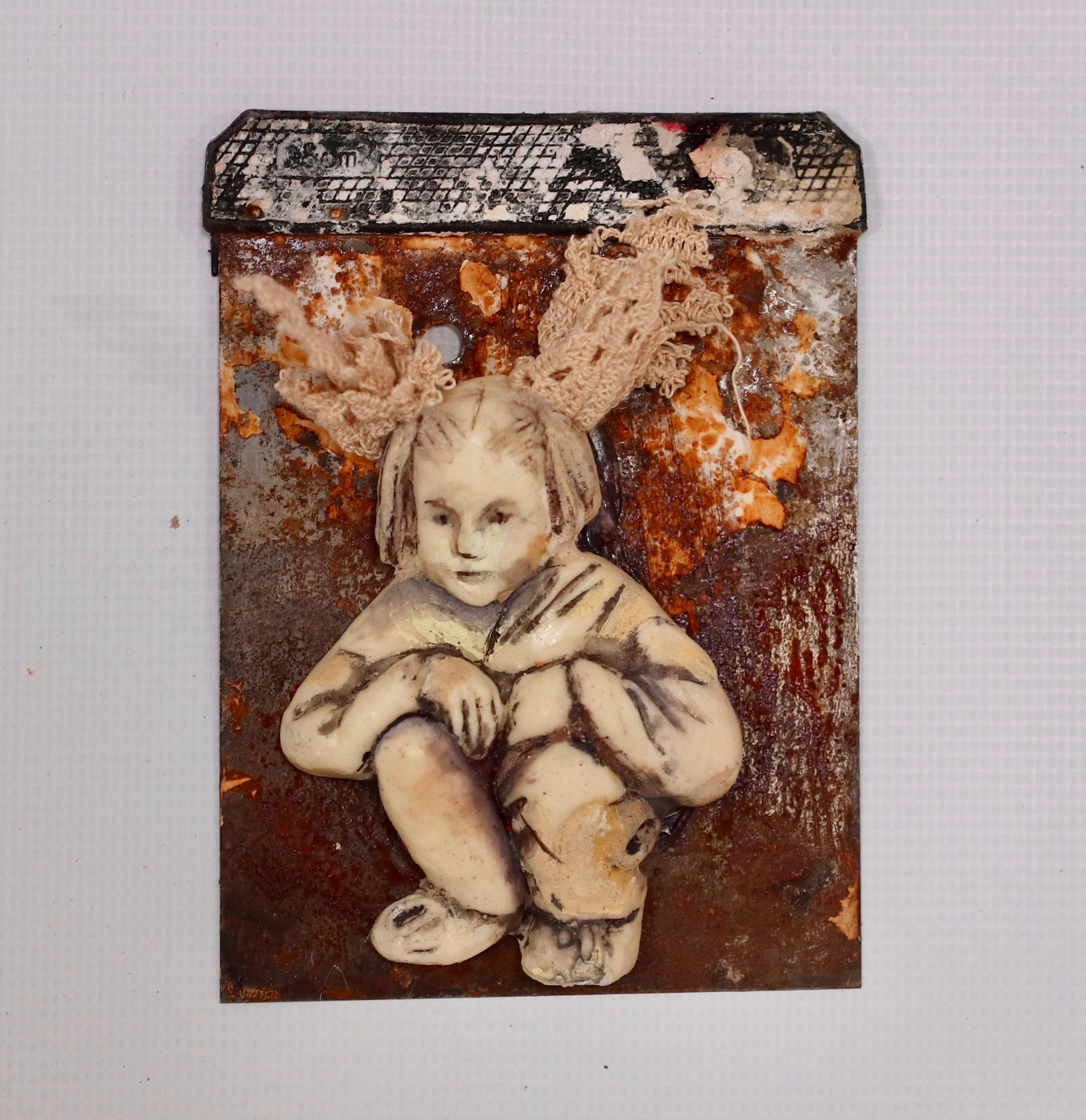 Земляные работы памяти, серия объектов художницы Софьи Григорьевой. 