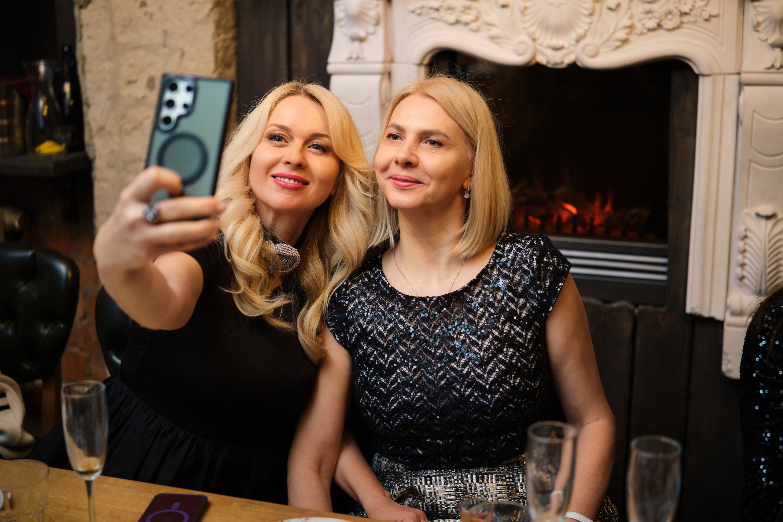 Фотосъёмка выпускного школы «Метатрикветра» в гастропабе «Особняк. Репортажный фотограф Дмитрий Литвинский. Минск, Беларусь, мир