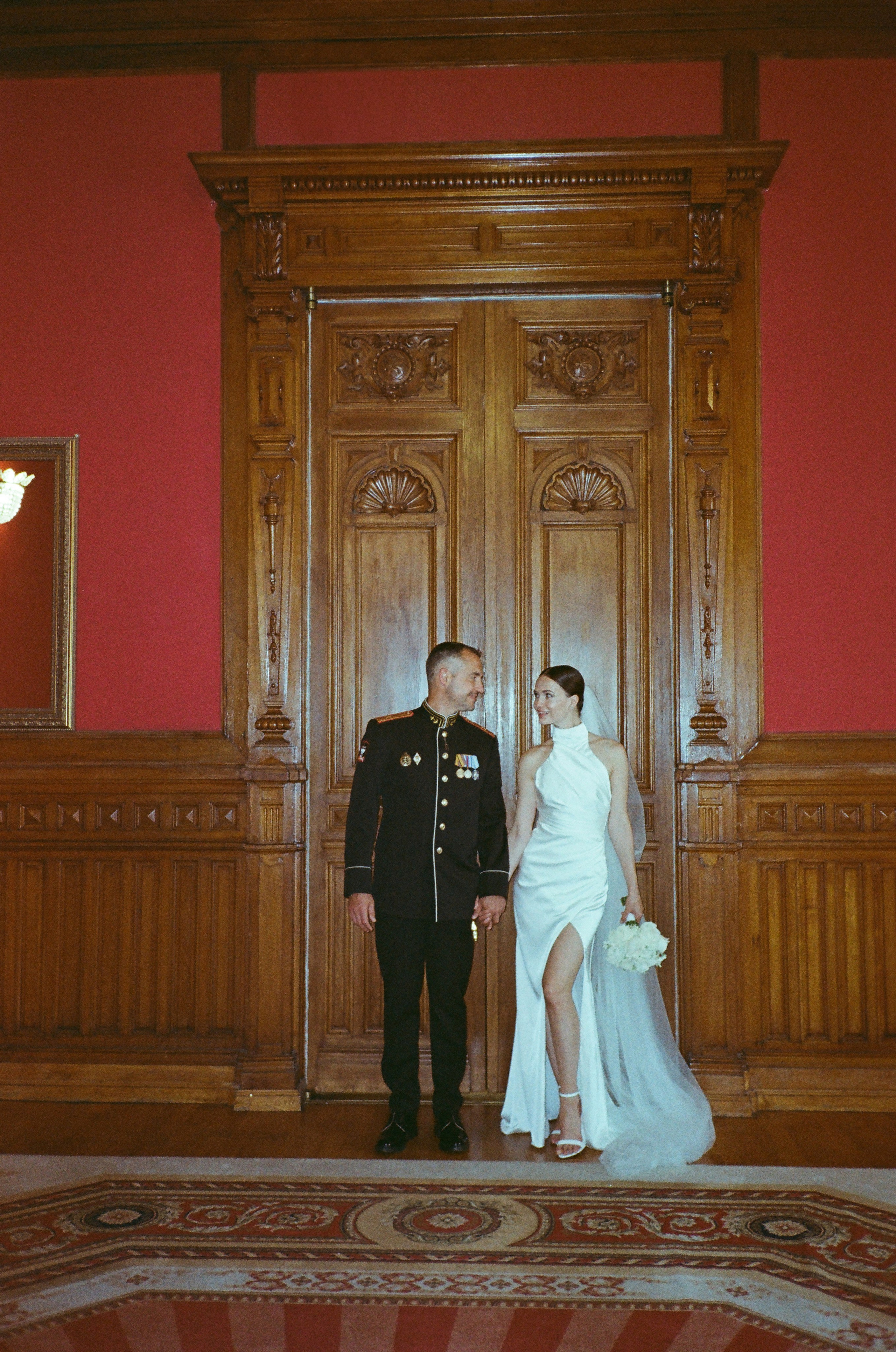 Свадебная фотосессия на пленку. Сестры Карабаза. Фотографы и ретушеры в Москве и Санкт-Петербурге