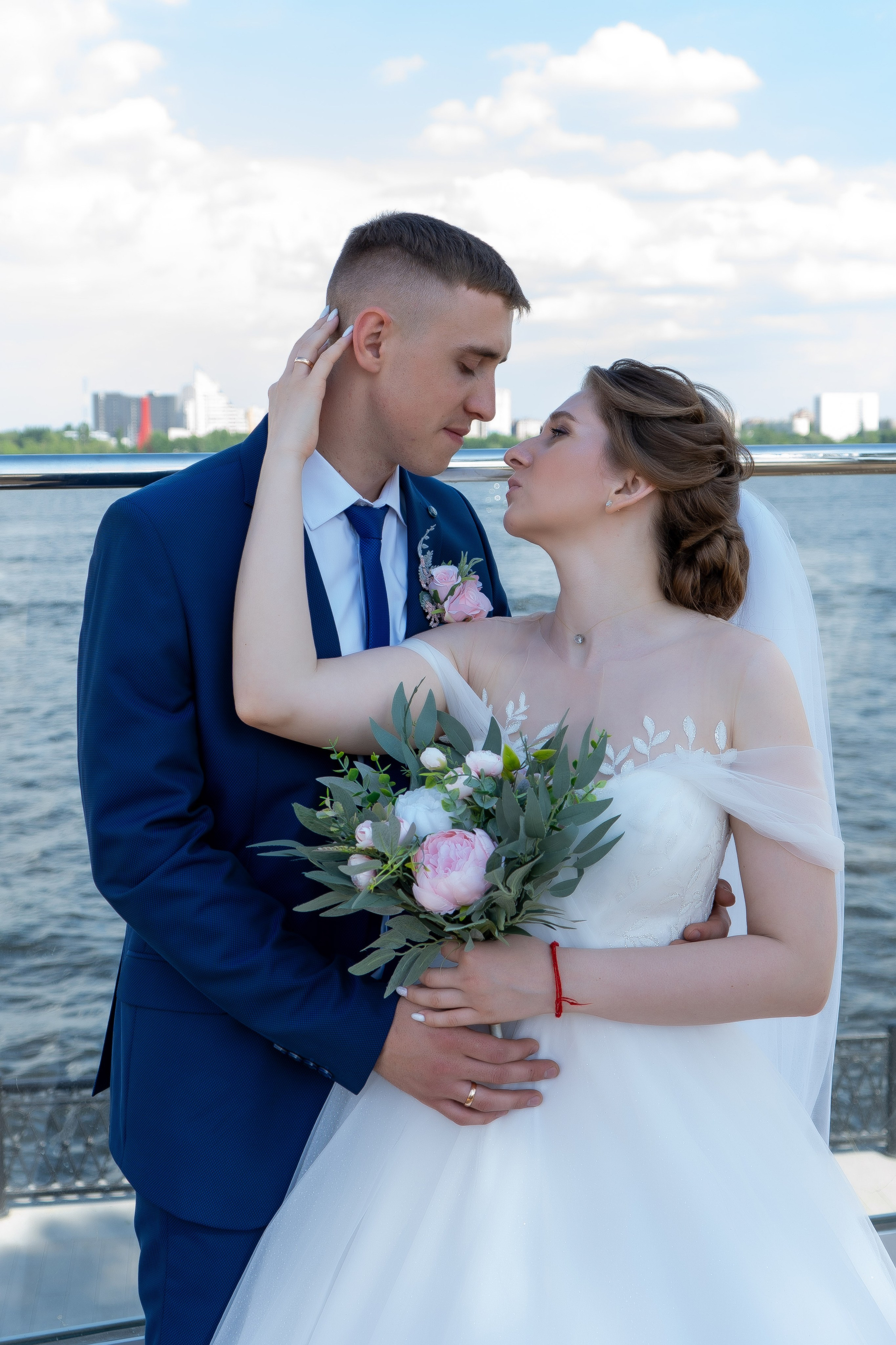 На Петровской набережной летом жених с невестой фотографируются