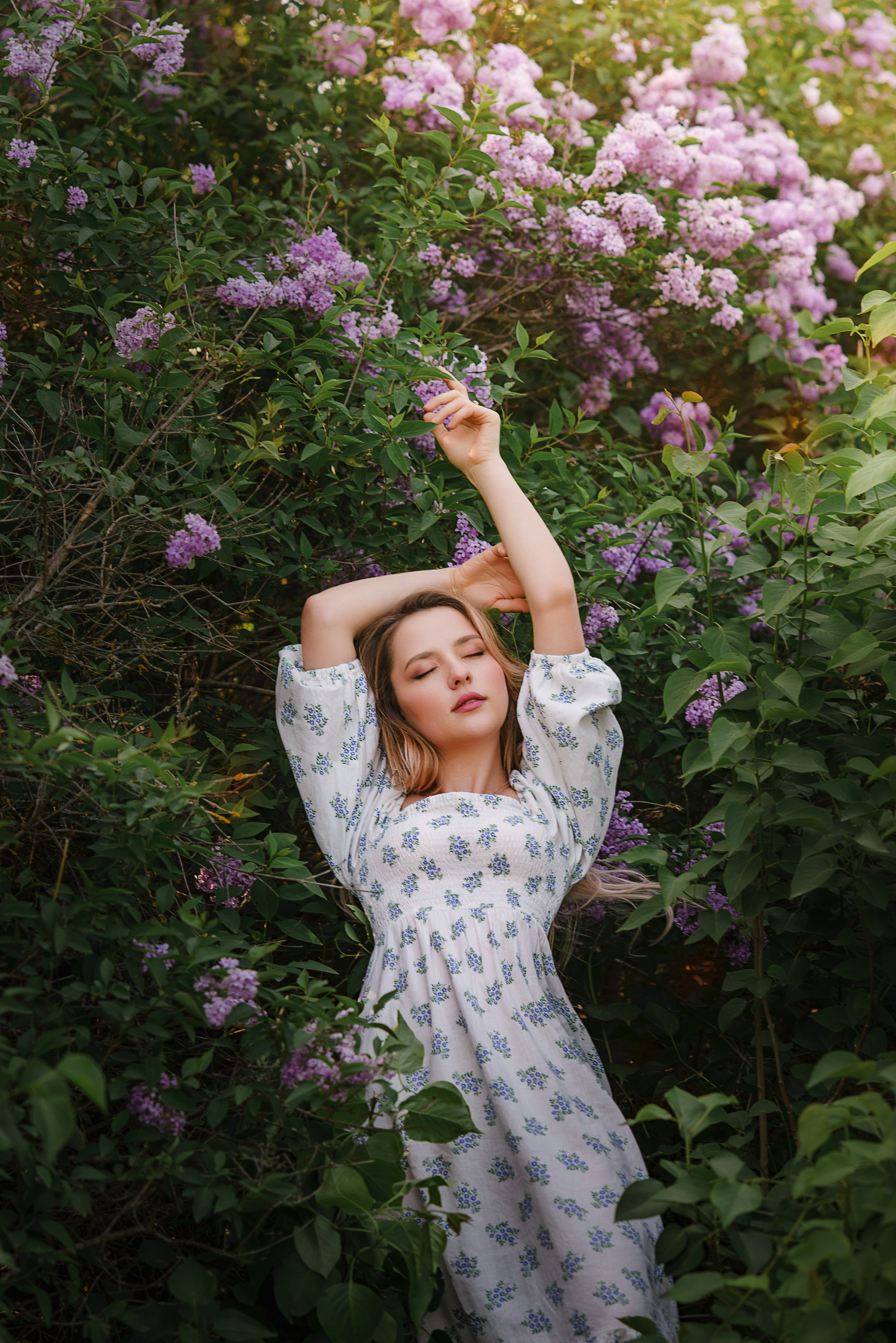 Прогулочная портретная фотосессия в сирени. Портрет девушки в сирени. Фотограф в Симферополе и по Крыму Ольга Топоривская.