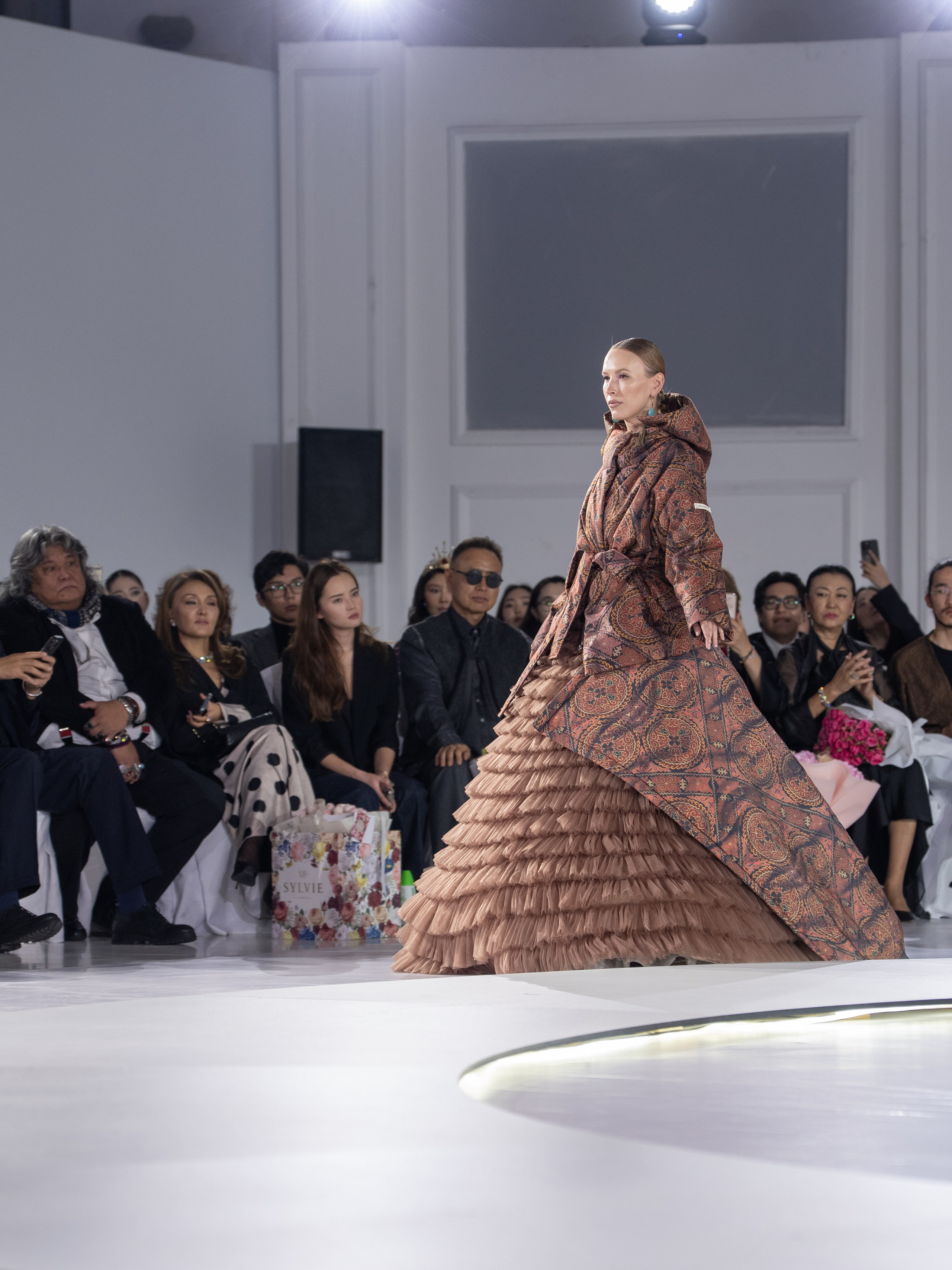 Дизайнер Aida Kaumenova. Сайт Алматинского НЮ АРТ, будуар и фэшн фотографа Дениса Карпенко