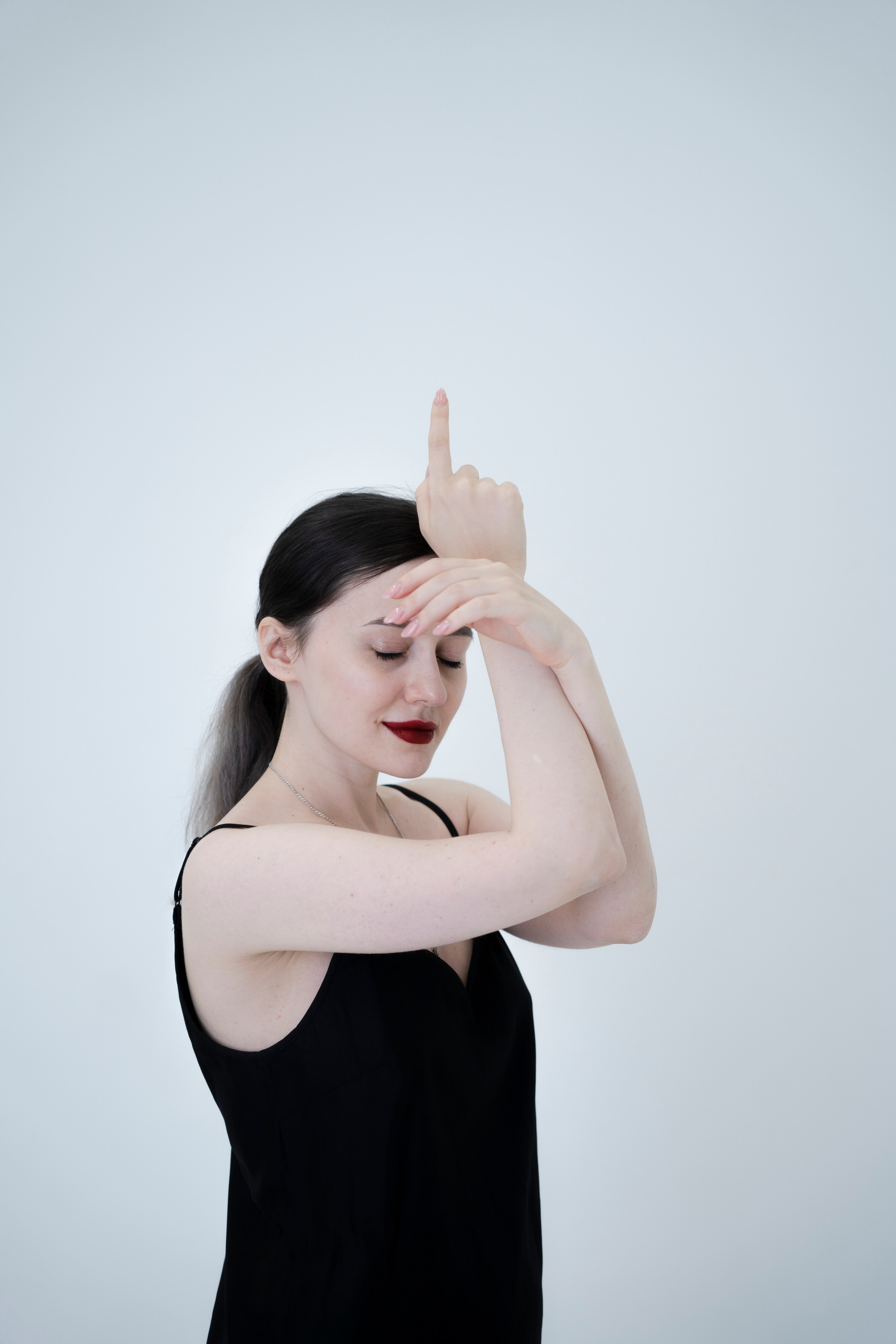 ДЕВОЧКА НА ШАРЕ. Главная