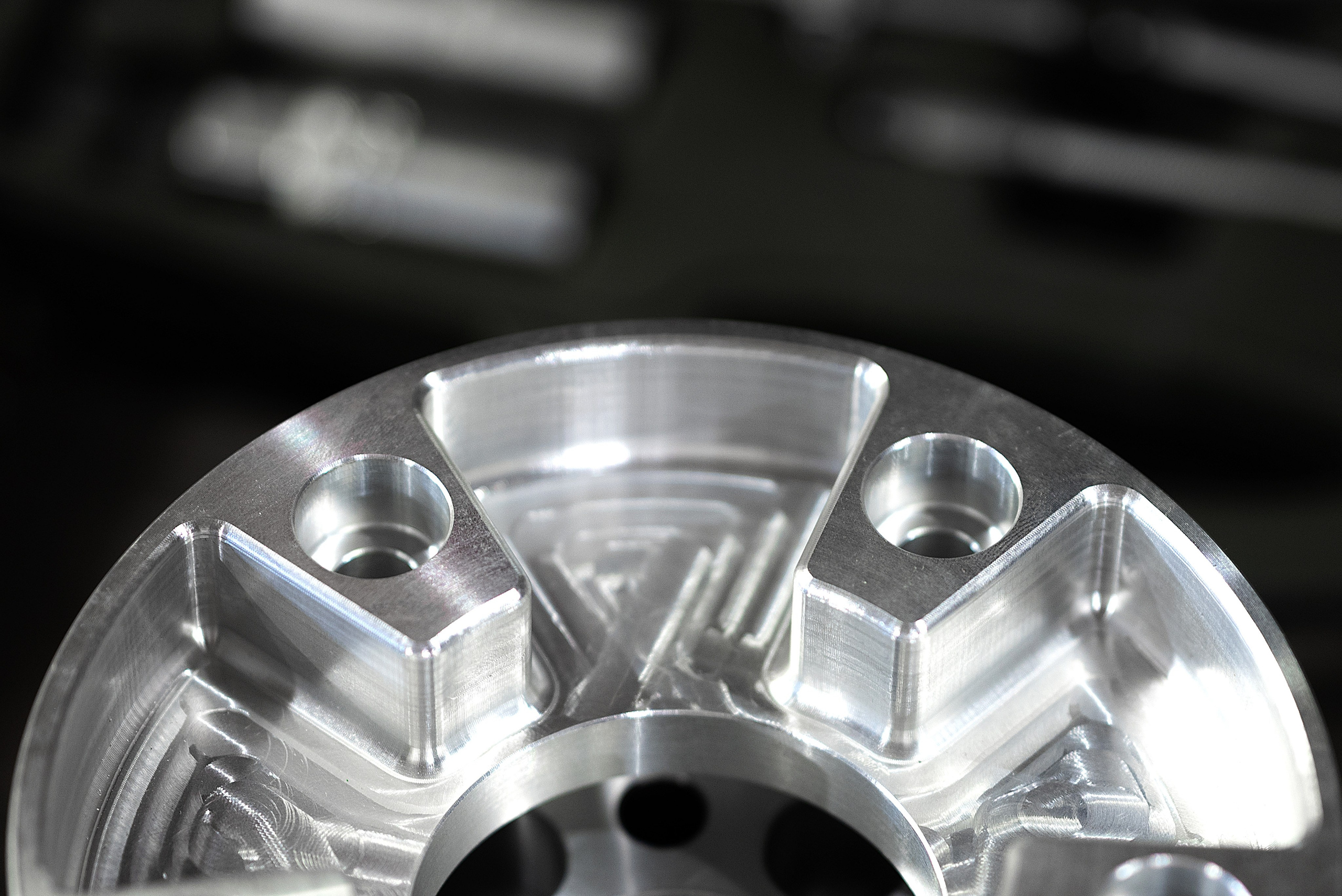 мотокастом , кастомные детали для мотоциклов, каталожная съемка, рекламное фото, ремесло в фокусе