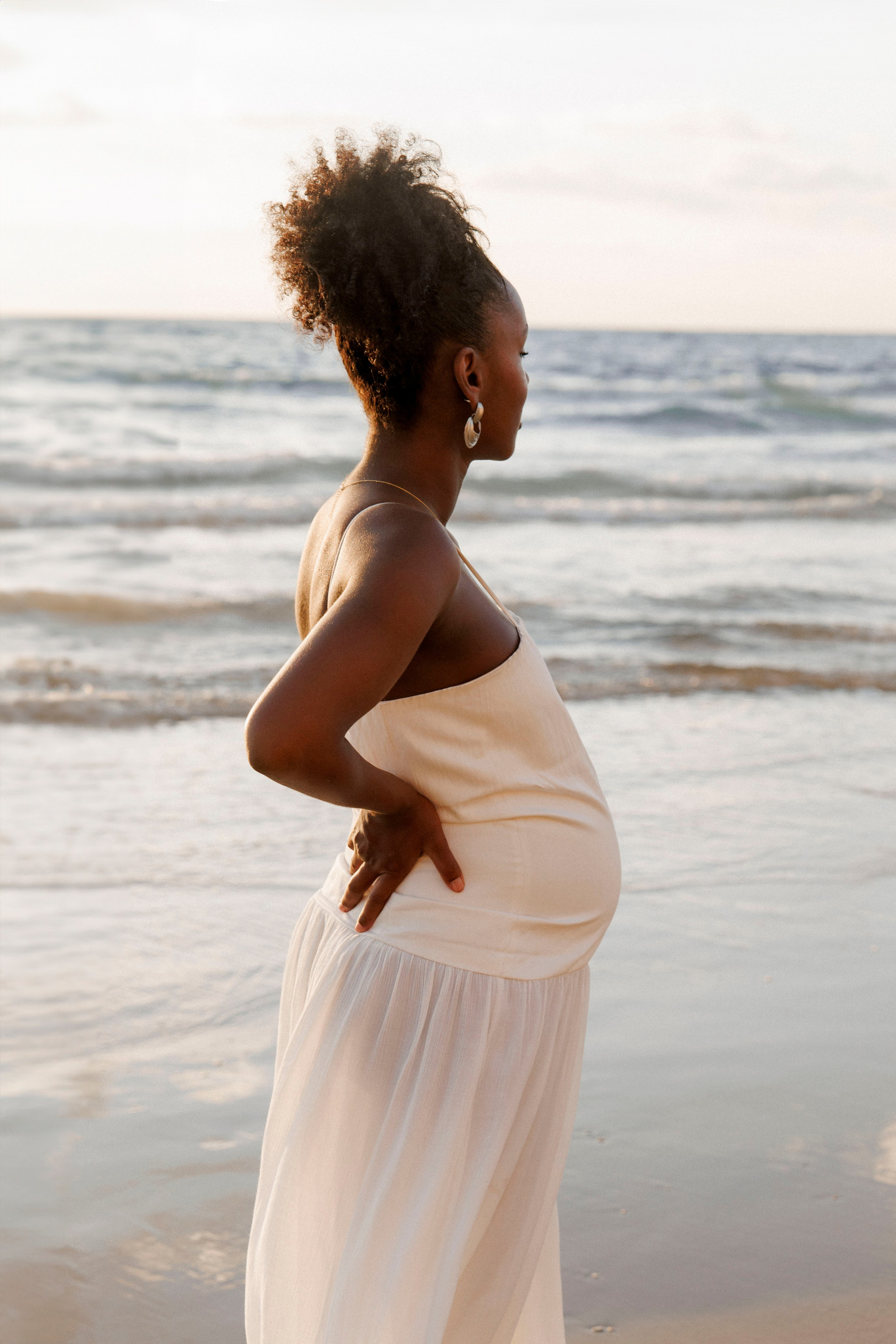 Pregnancy photoshoot near the sea. Главная