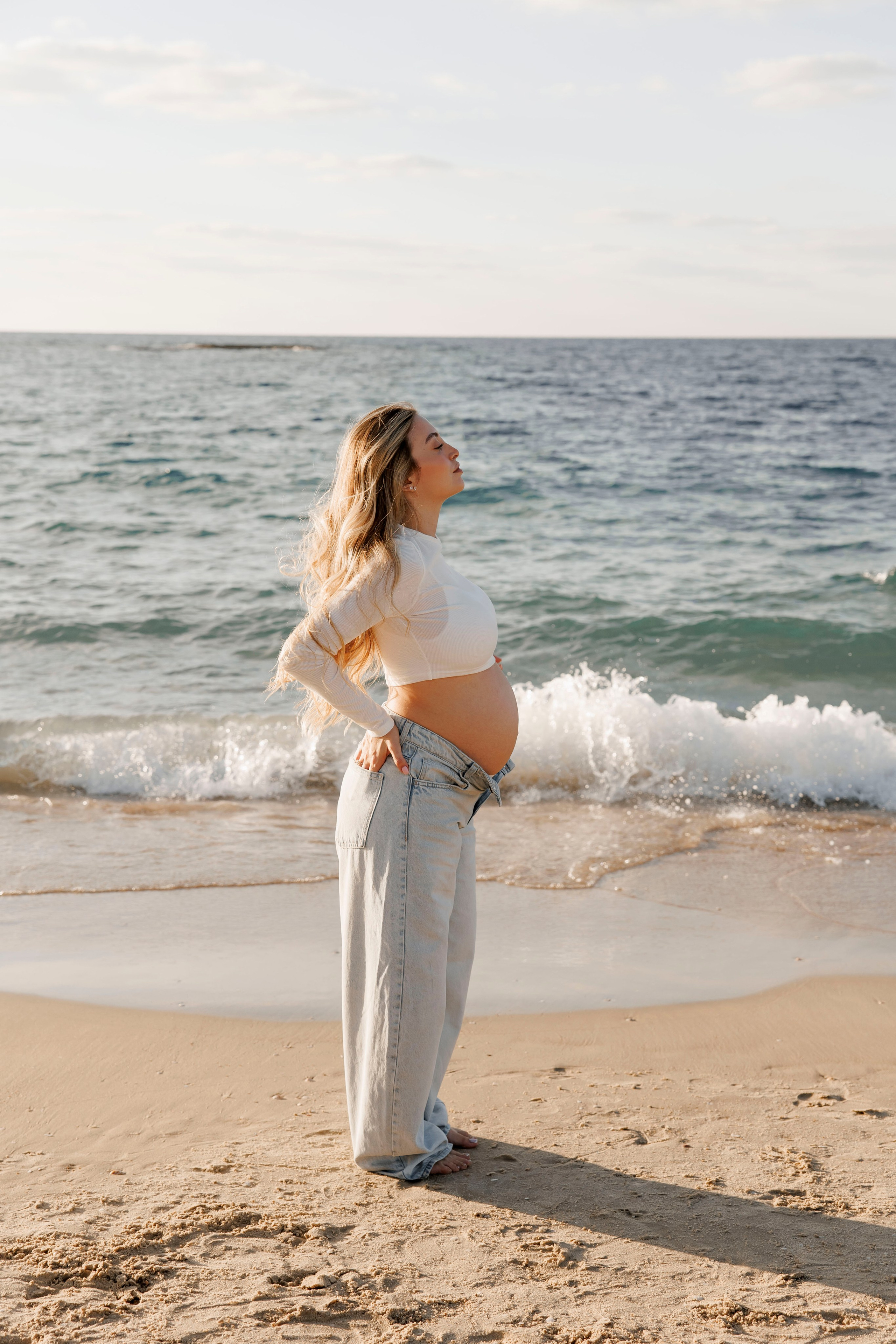 Pregnancy photoshoot near the sea. Wedding and family photographer
