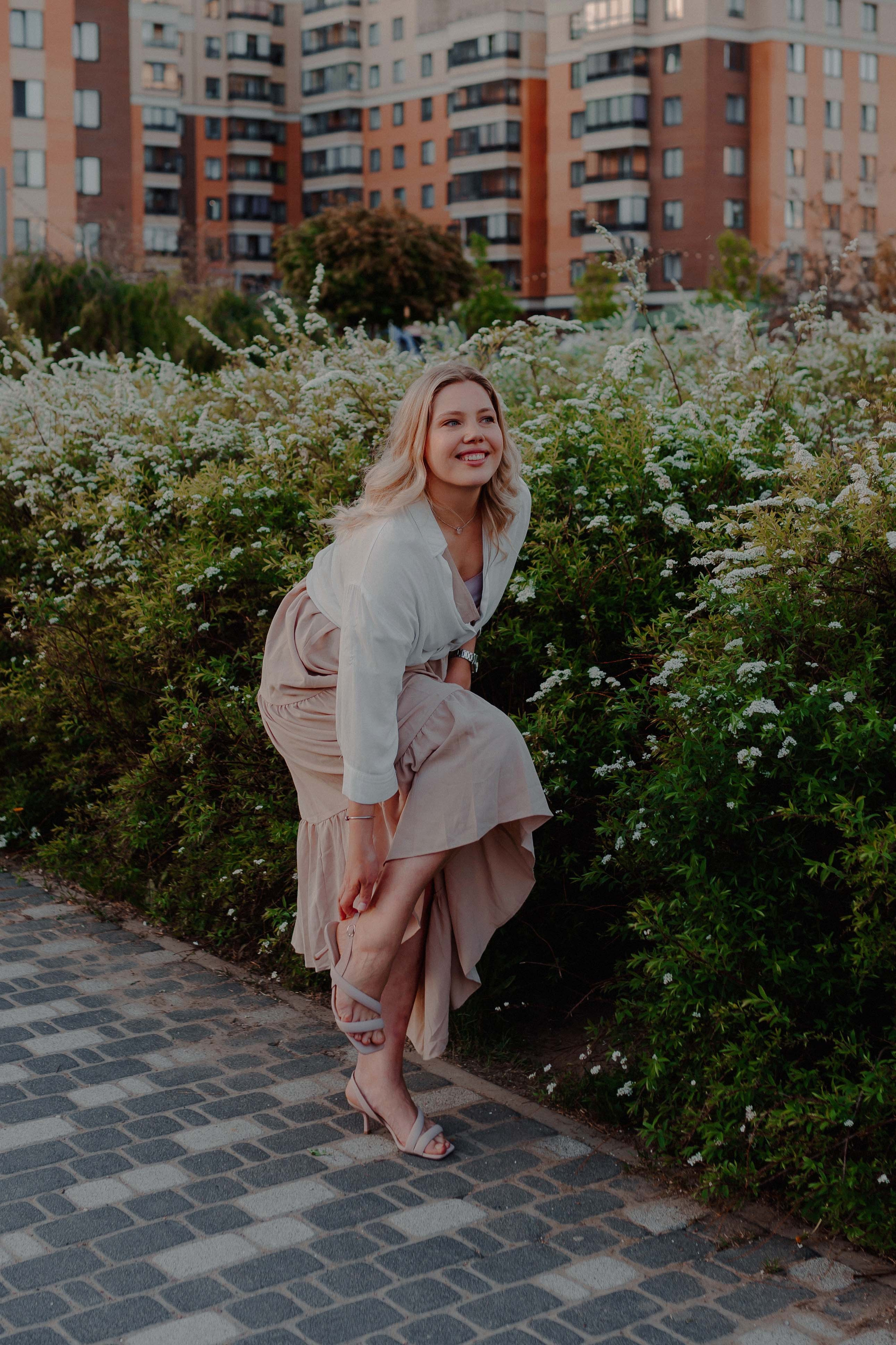 Александра в цветущей яблоне. Семейный и индивидуальный фотограф в Санкт-Петербурге Маргарита Щипкова