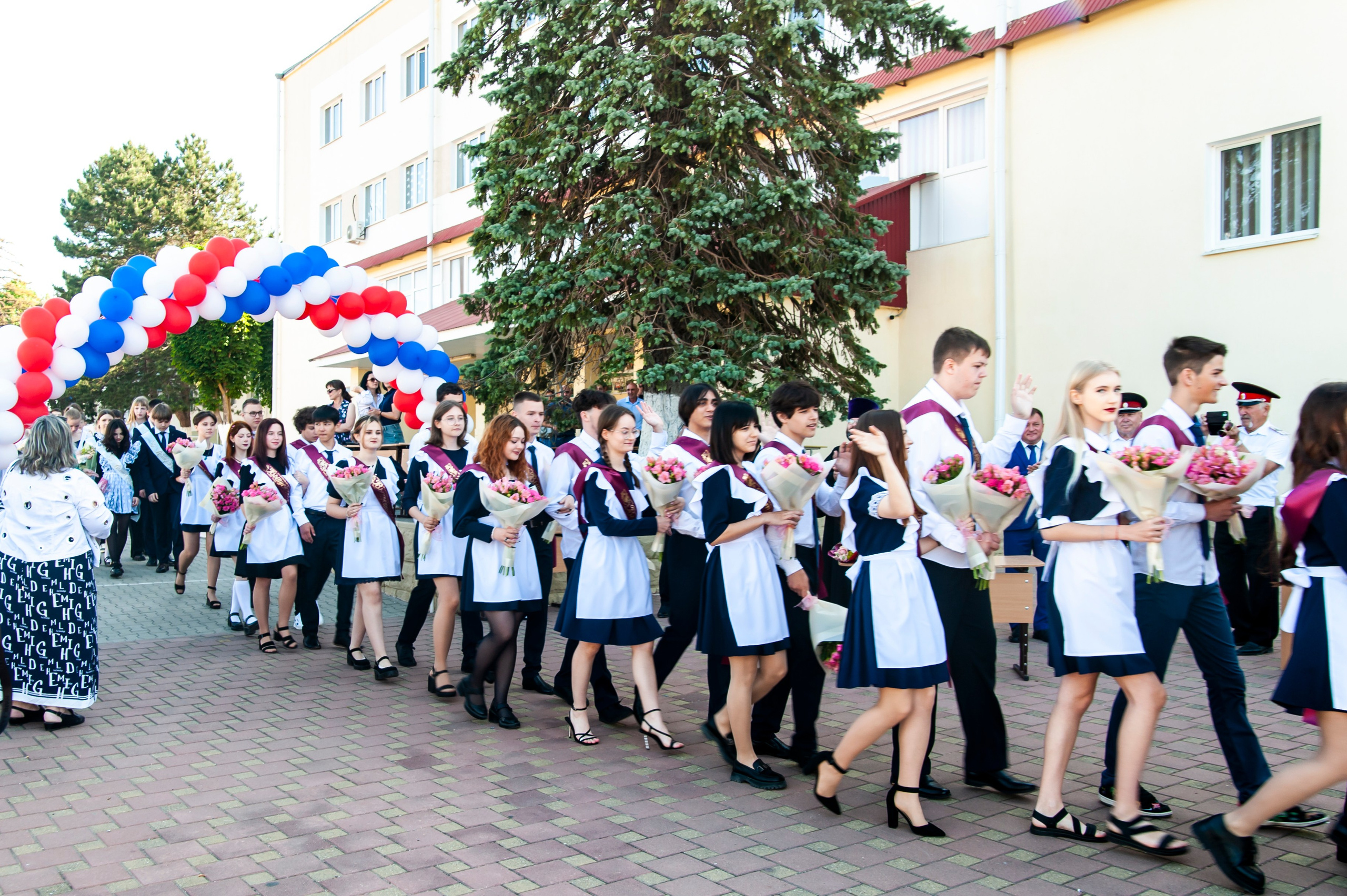 Последний Звонок МАОУ СОШ № 17 им. Эдуарда Есаяна — Архипо-Осиповка. Свадебный и семейный фотограф Денис Лукьянов в Краснодаре, Краснодарском крае и Республике Крым