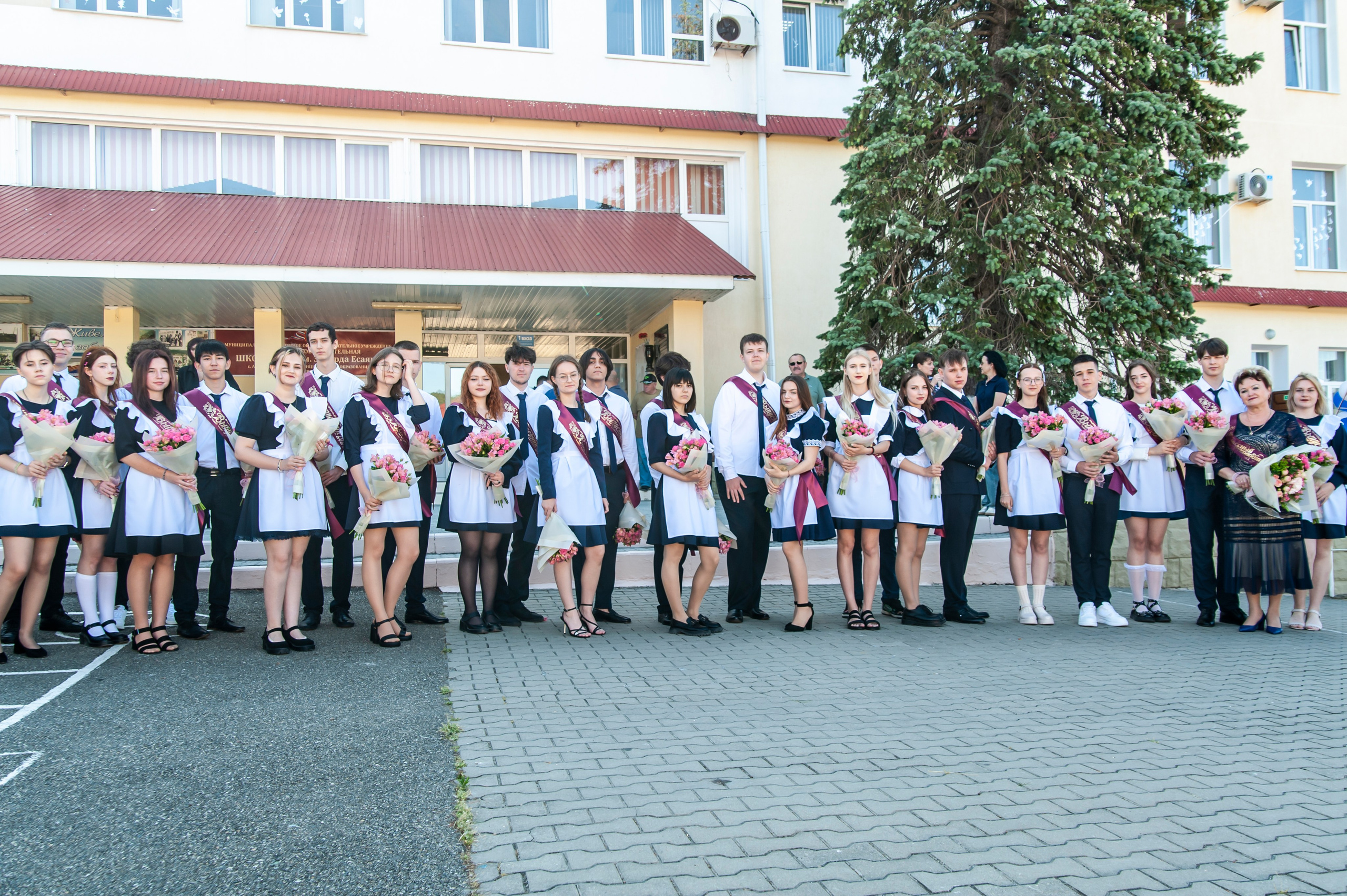 Последний Звонок МАОУ СОШ № 17 им. Эдуарда Есаяна — Архипо-Осиповка. Свадебный и семейный фотограф Денис Лукьянов в Краснодаре, Краснодарском крае и Республике Крым