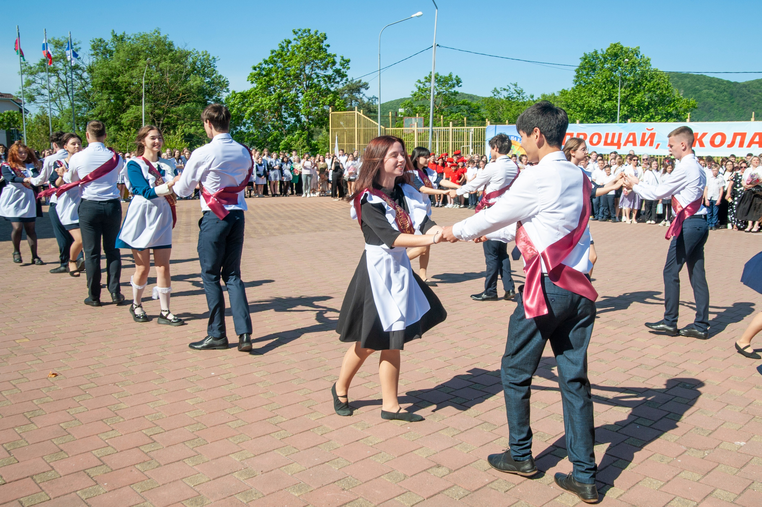 Последний Звонок МАОУ СОШ № 17 им. Эдуарда Есаяна — Архипо-Осиповка. Свадебный и семейный фотограф Денис Лукьянов в Краснодаре, Краснодарском крае и Республике Крым