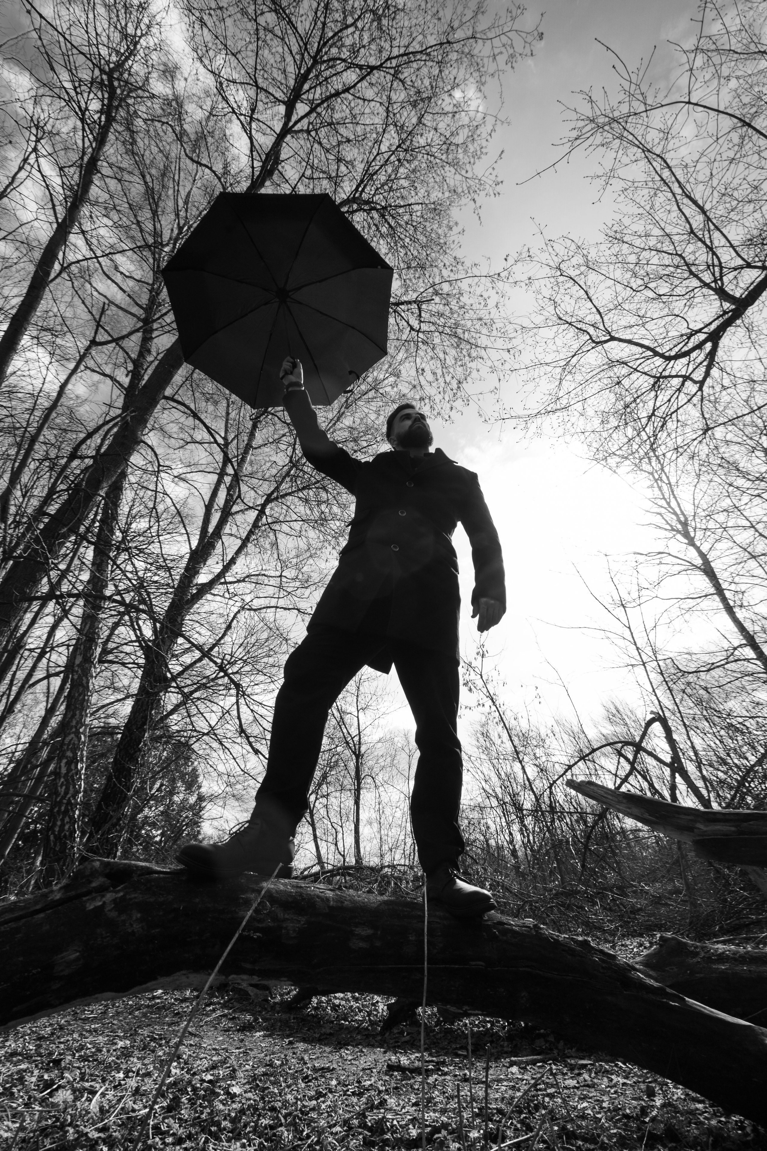 Мужская фотосессия в лесу с зонтиком