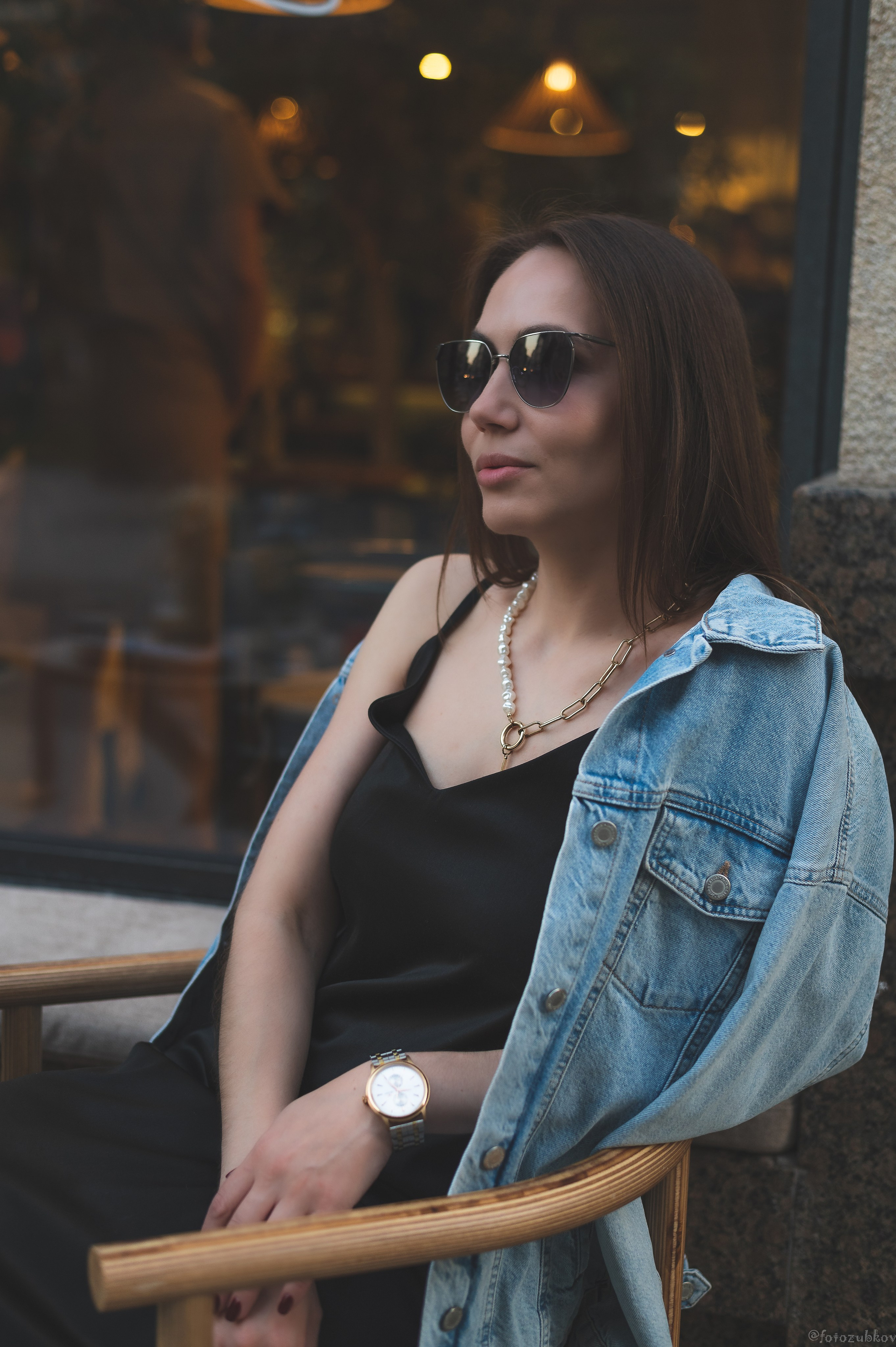 Девушка в очках в кафе на Патриарших прудах