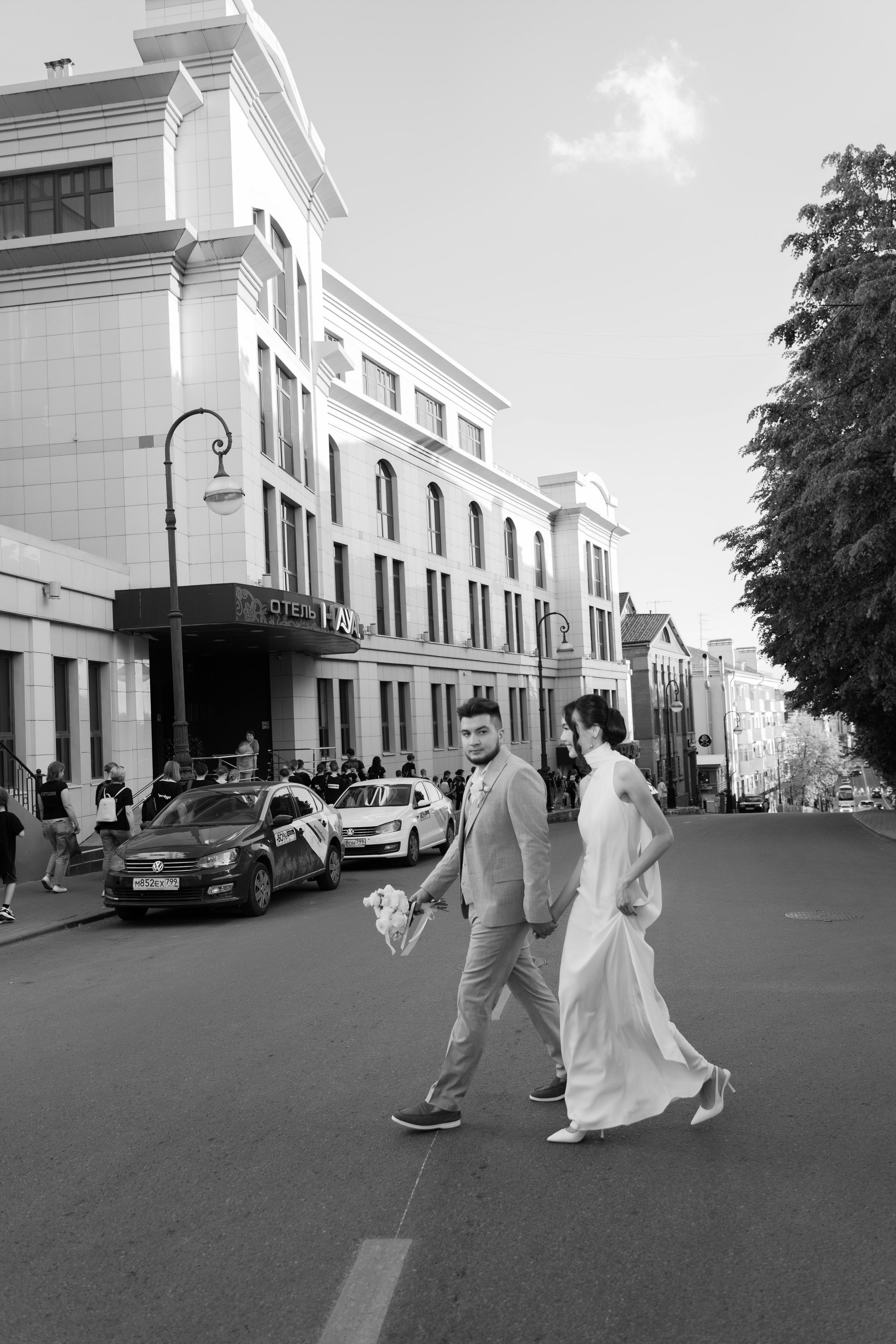 Свадебная фотосессия по Казани, молодожены в прогулке по городу