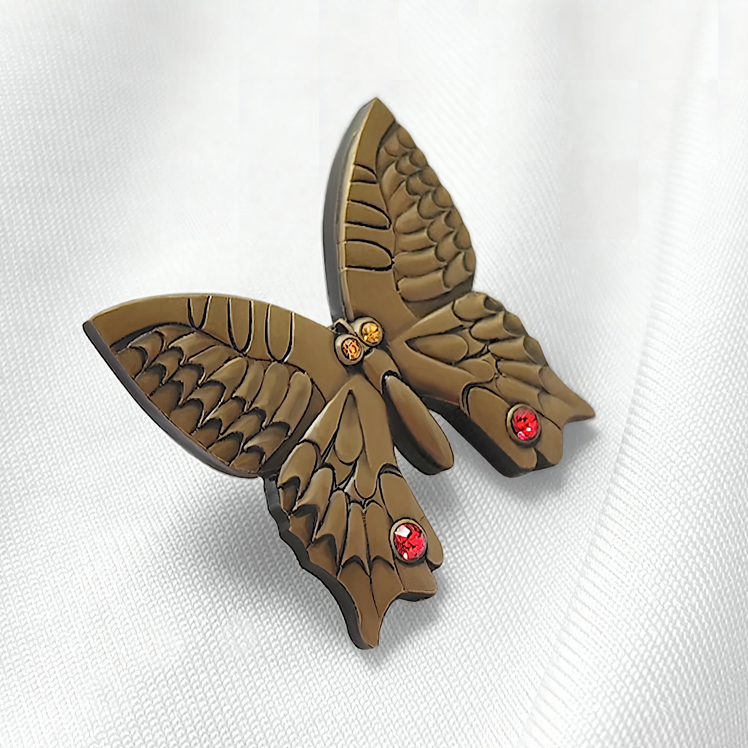 Значки из металла в технологии литьём или штамповкой с гальваническим покрытием античная медь и с инкрустацией стразами или натуральными камнями