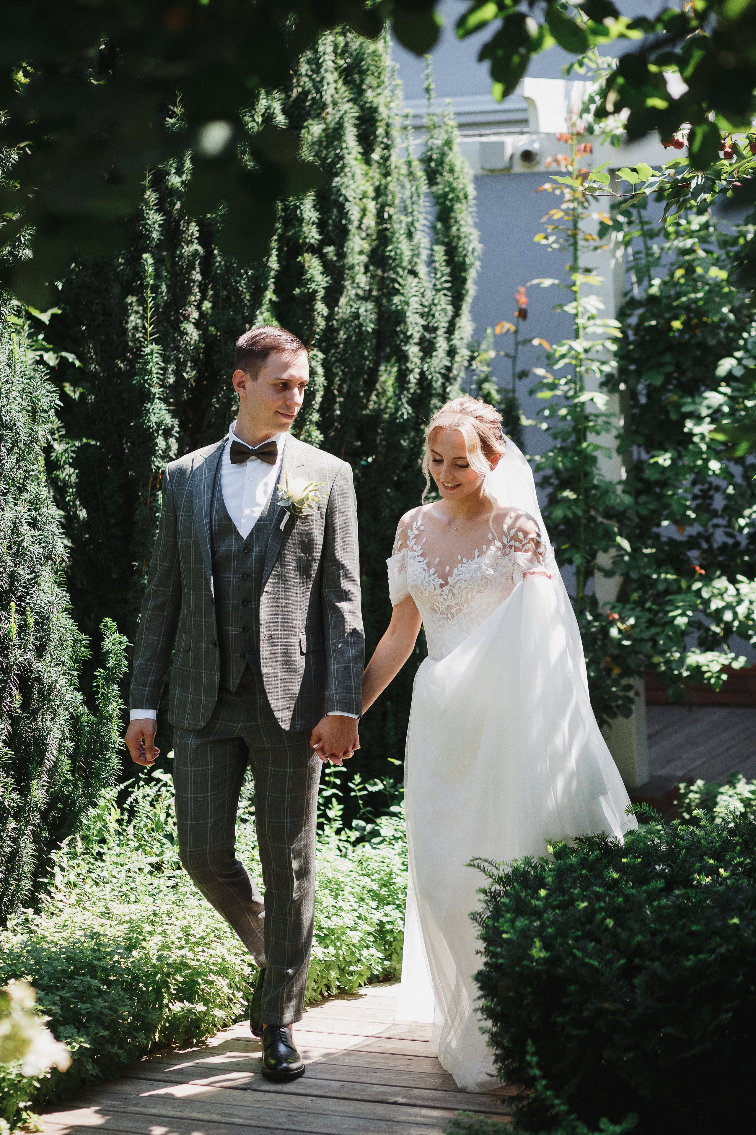 Свадебная прогулка жениха и невесты в гостинице Ида в Таганроге: Романтический момент в их особенном дне, олицетворение любви и счастья в атмосфере этого уникального места.