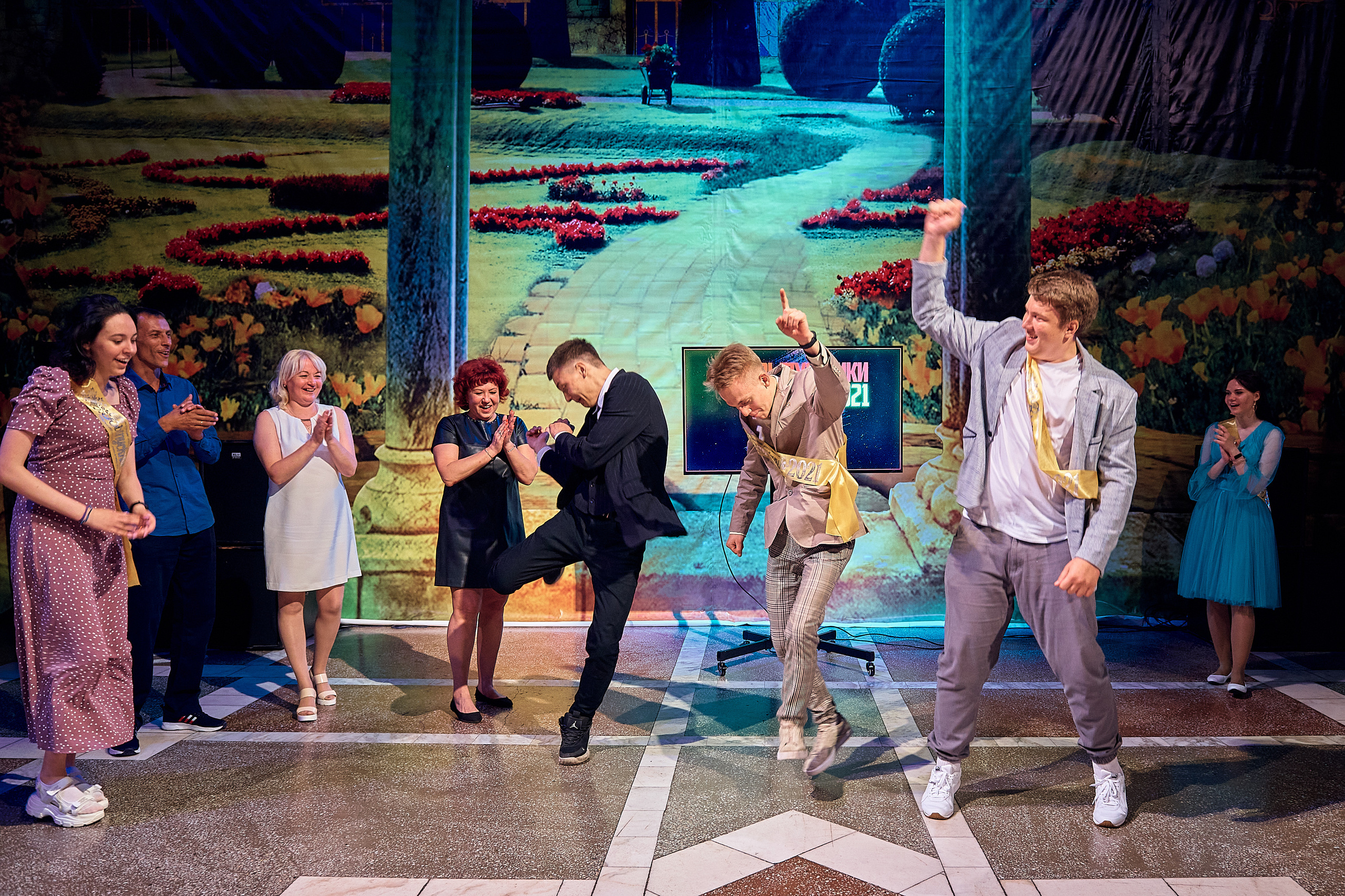 Выпускной 11 кл школа 100 2021 г. Семейный, свадебный, школьный фотограф в Железногорске Целуев Андрей