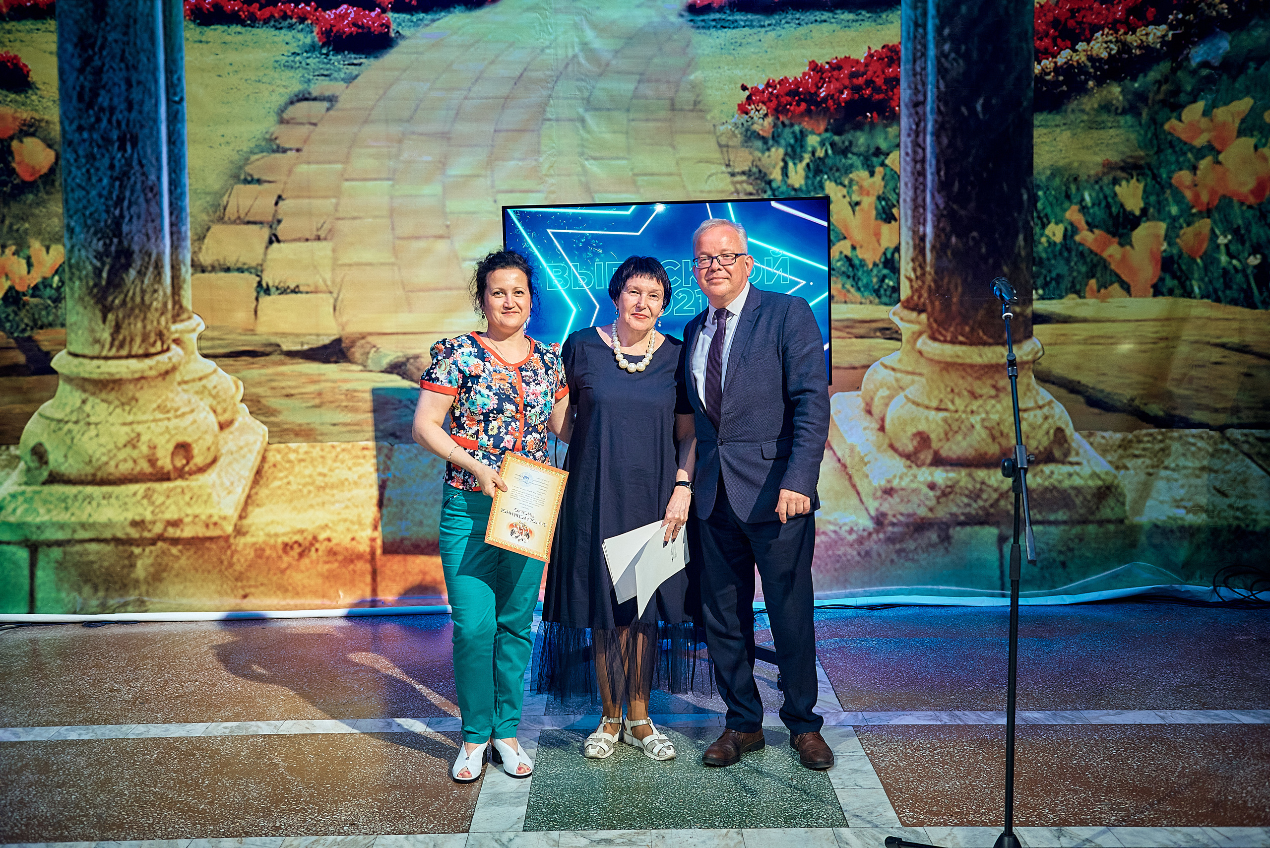 Выпускной 11 кл школа 100 2021 г. Семейный, свадебный, школьный фотограф в Железногорске Целуев Андрей