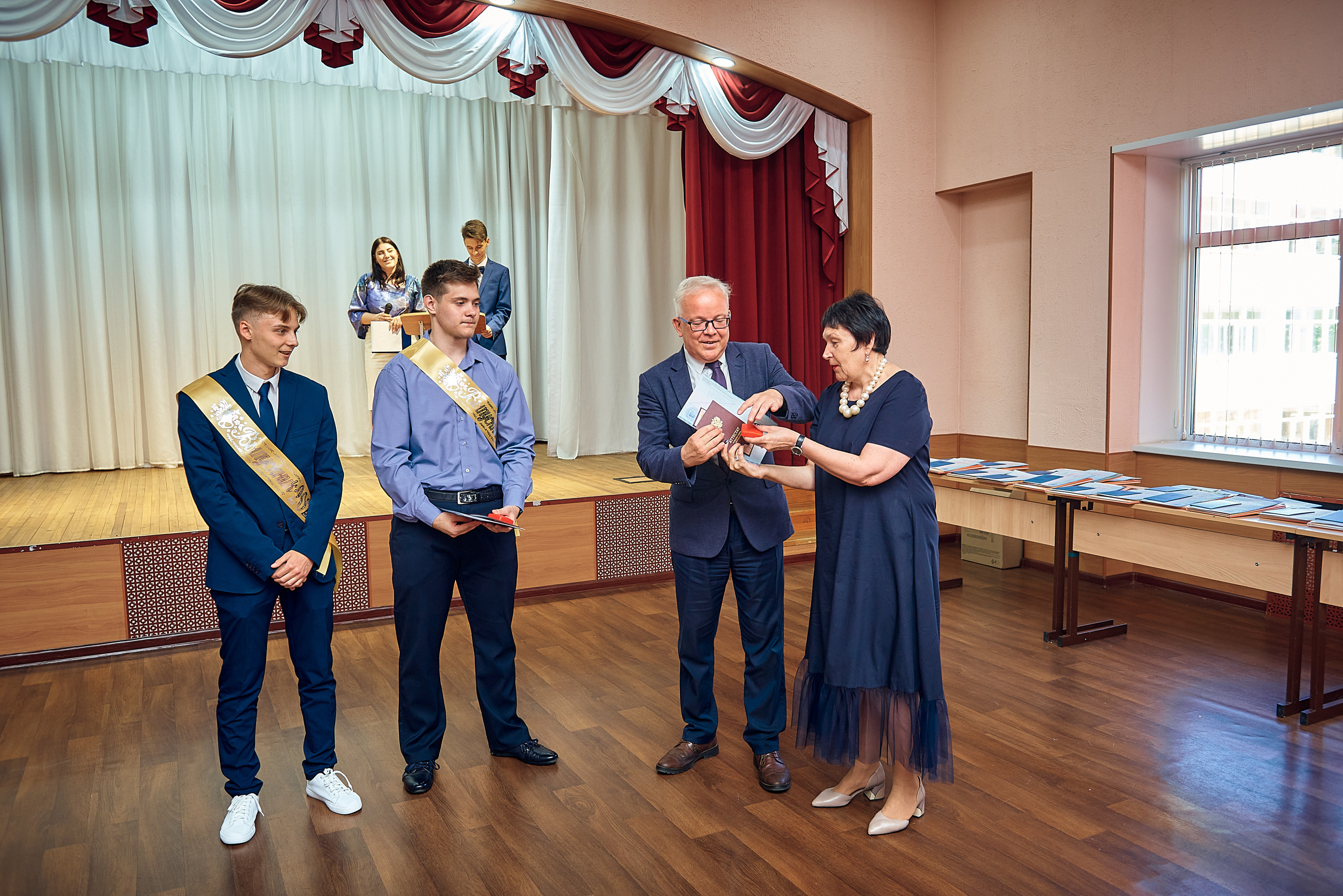 Выпускной 11 кл школа 100 2021 г. Семейный, свадебный, школьный фотограф в Железногорске Целуев Андрей