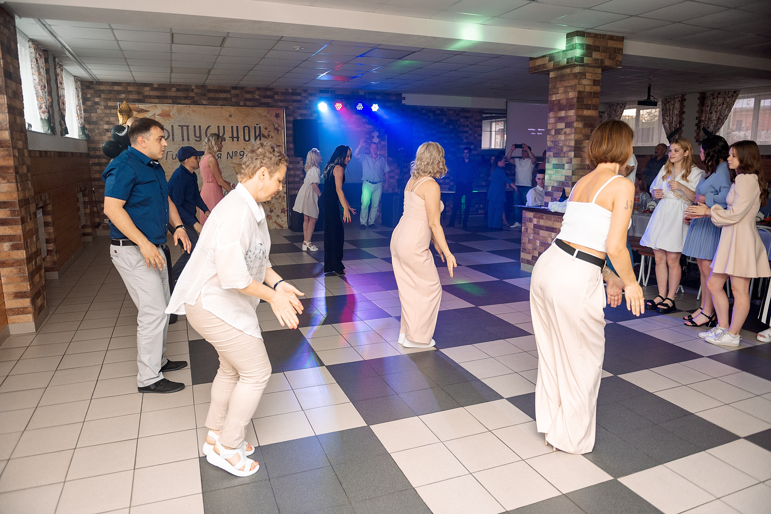 ВЫПУСКНОЙ 9кл. гимназия 91. Семейный, свадебный, школьный фотограф в Железногорске Целуев Андрей