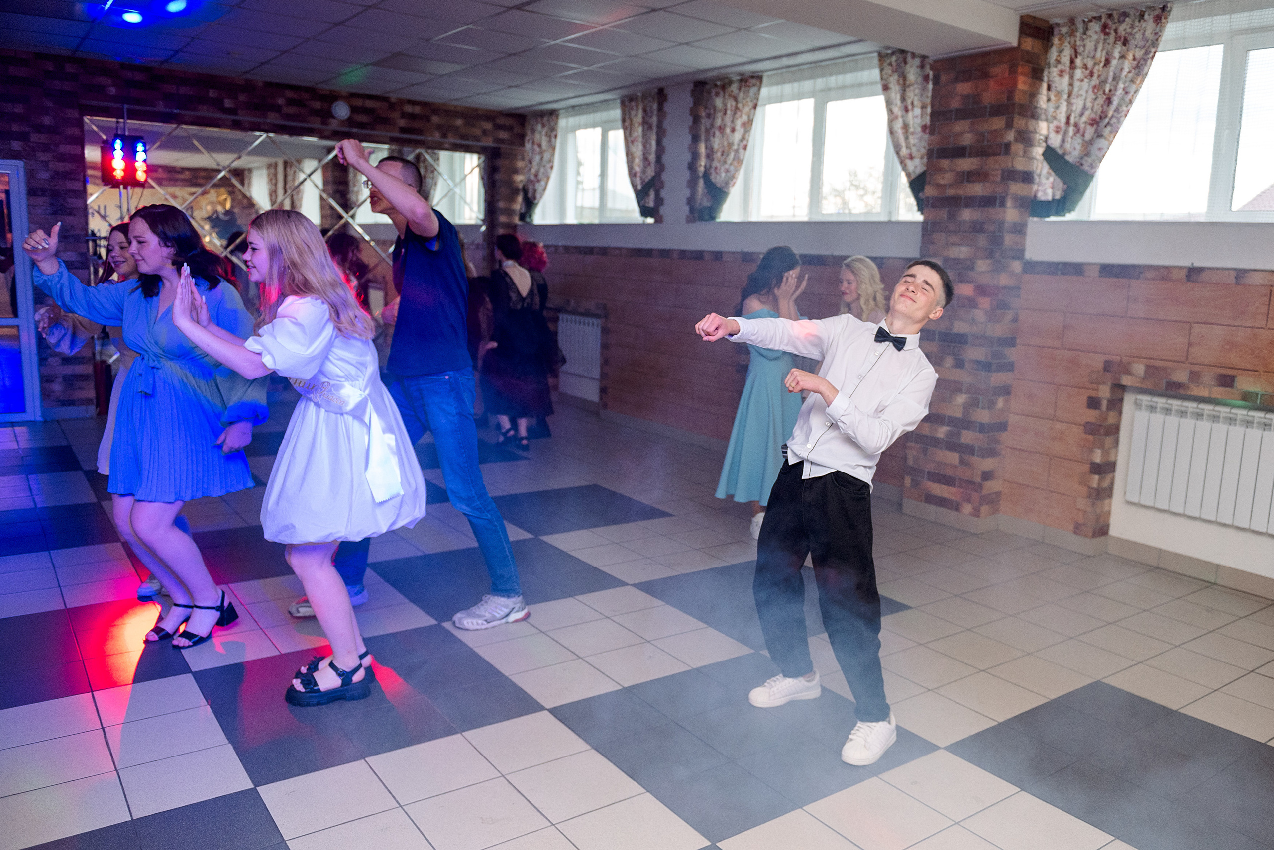 ВЫПУСКНОЙ 9кл. гимназия 91. Семейный, свадебный, школьный фотограф в Железногорске Целуев Андрей