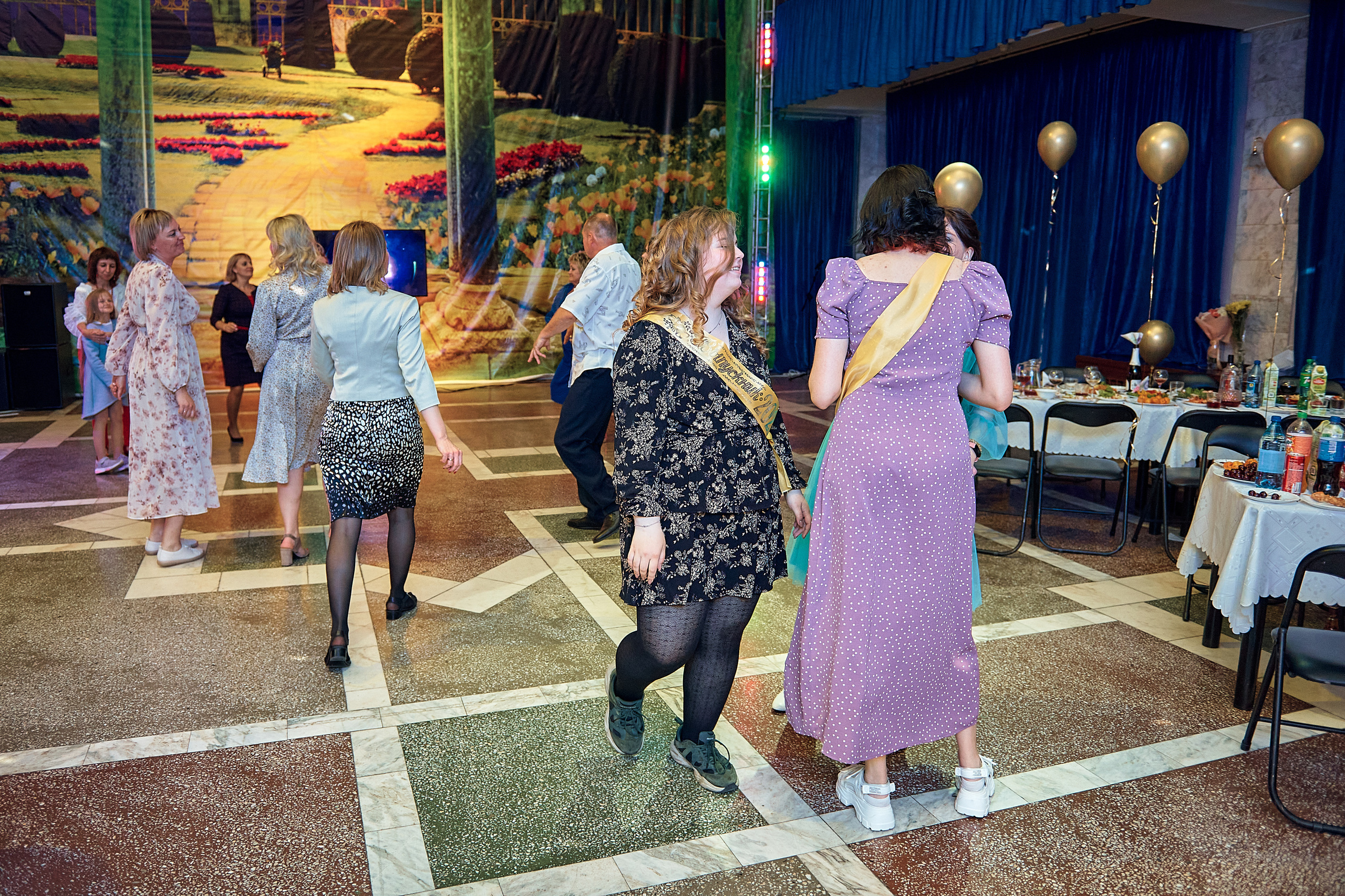 Выпускной 11 кл школа 100 2021 г. Семейный, свадебный, школьный фотограф в Железногорске Целуев Андрей