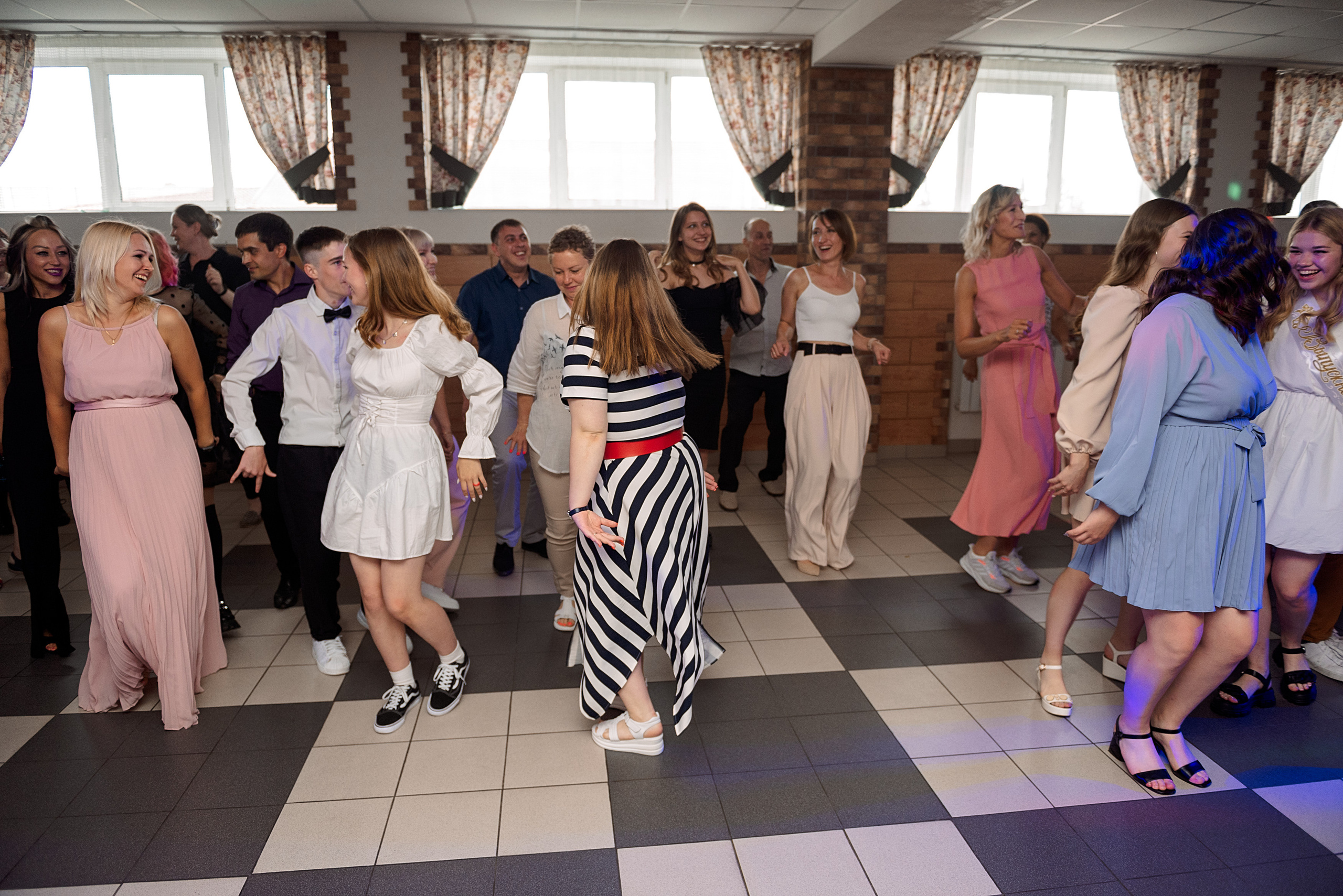 ВЫПУСКНОЙ 9кл. гимназия 91. Семейный, свадебный, школьный фотограф в Железногорске Целуев Андрей