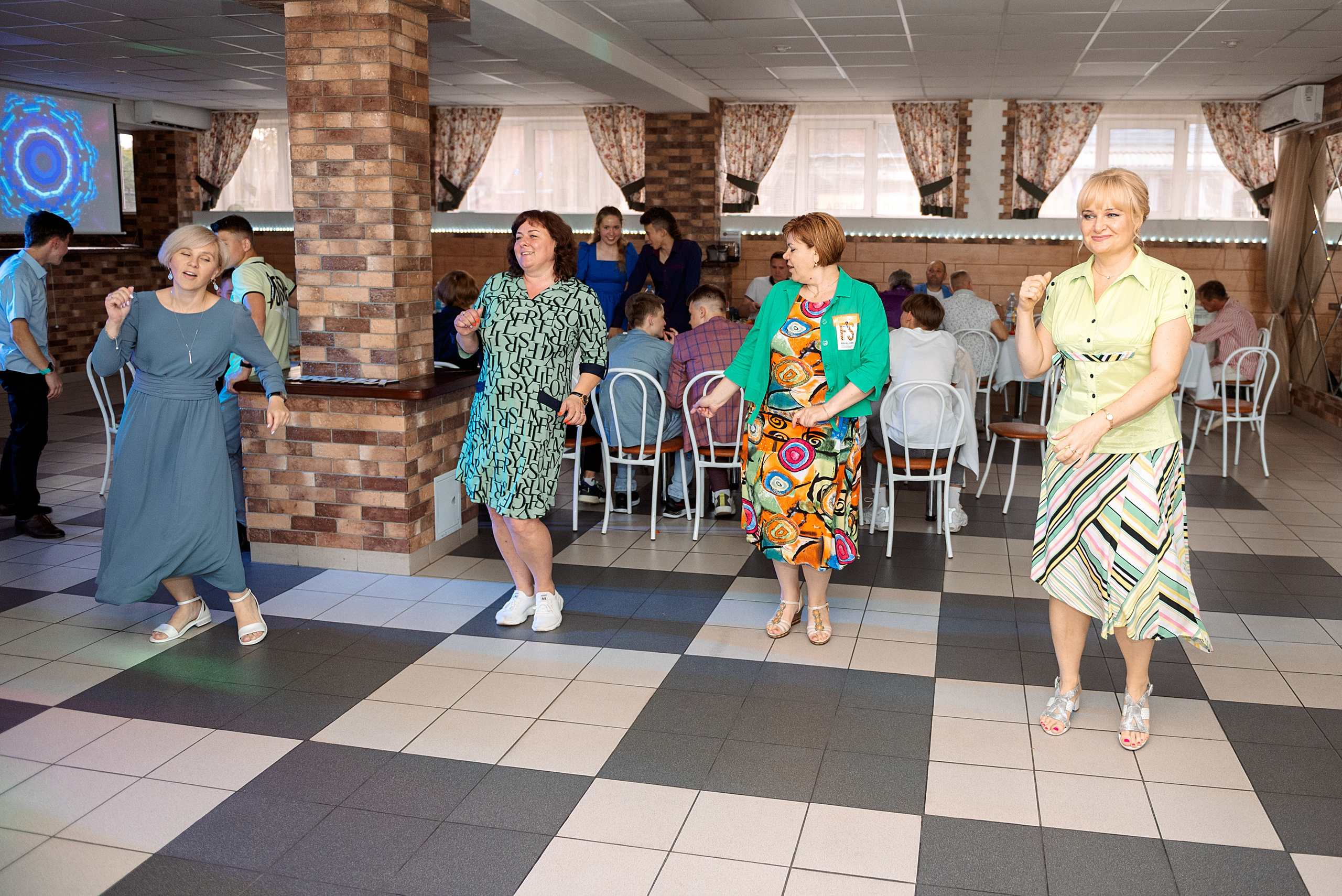 ВЫПУСКНОЙ 9кл. шк.106. Семейный, свадебный, школьный фотограф в Железногорске Целуев Андрей