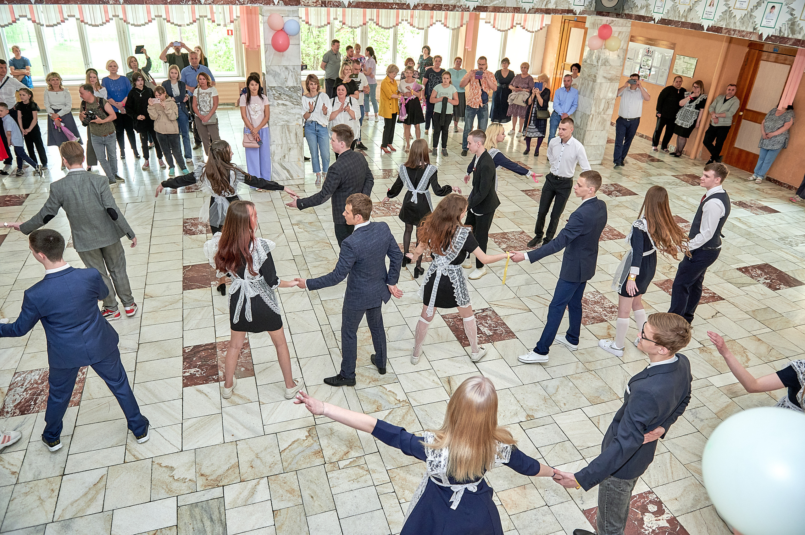 Последний звонок шк. 106 2022. Семейный, свадебный, школьный фотограф в Железногорске Целуев Андрей