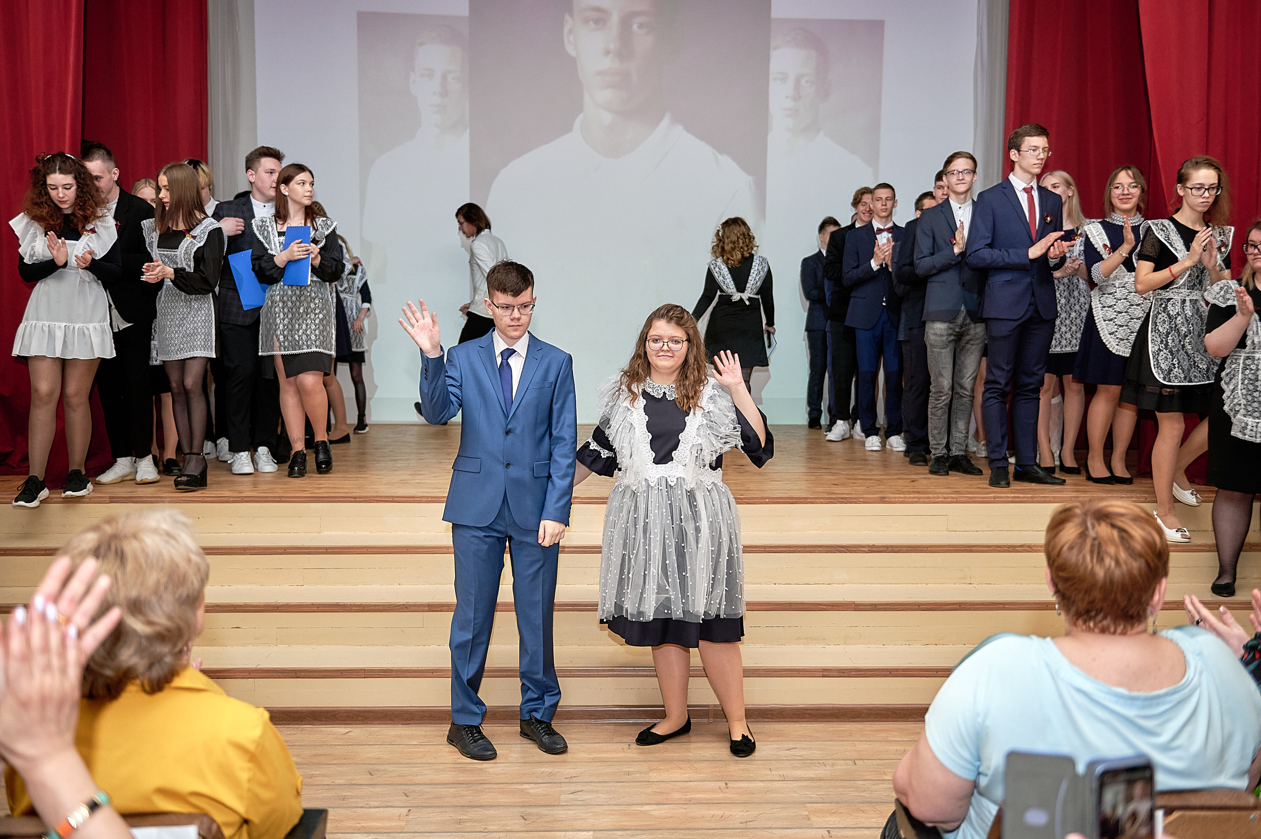 Последний звонок шк. 106 2022. Семейный, свадебный, школьный фотограф в Железногорске Целуев Андрей