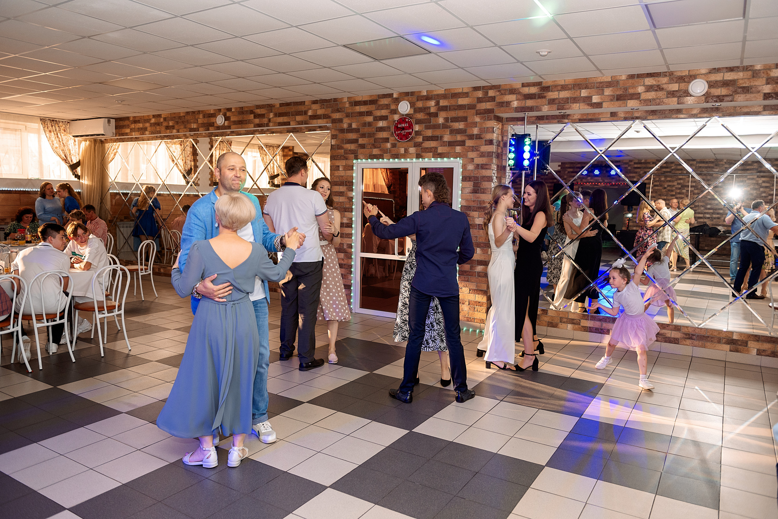 ВЫПУСКНОЙ 9кл. шк.106. Семейный, свадебный, школьный фотограф в Железногорске Целуев Андрей