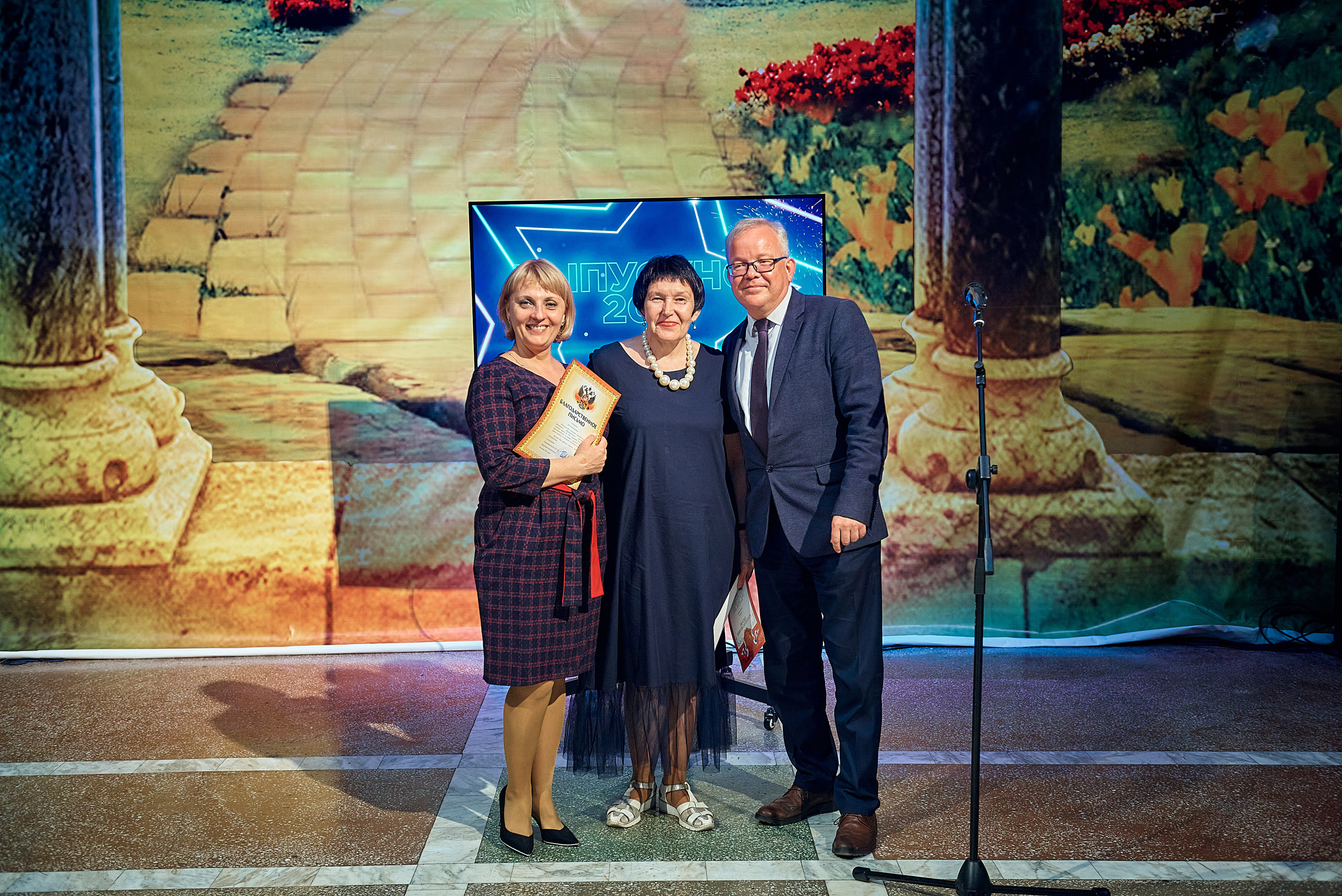 Выпускной 11 кл школа 100 2021 г. Семейный, свадебный, школьный фотограф в Железногорске Целуев Андрей