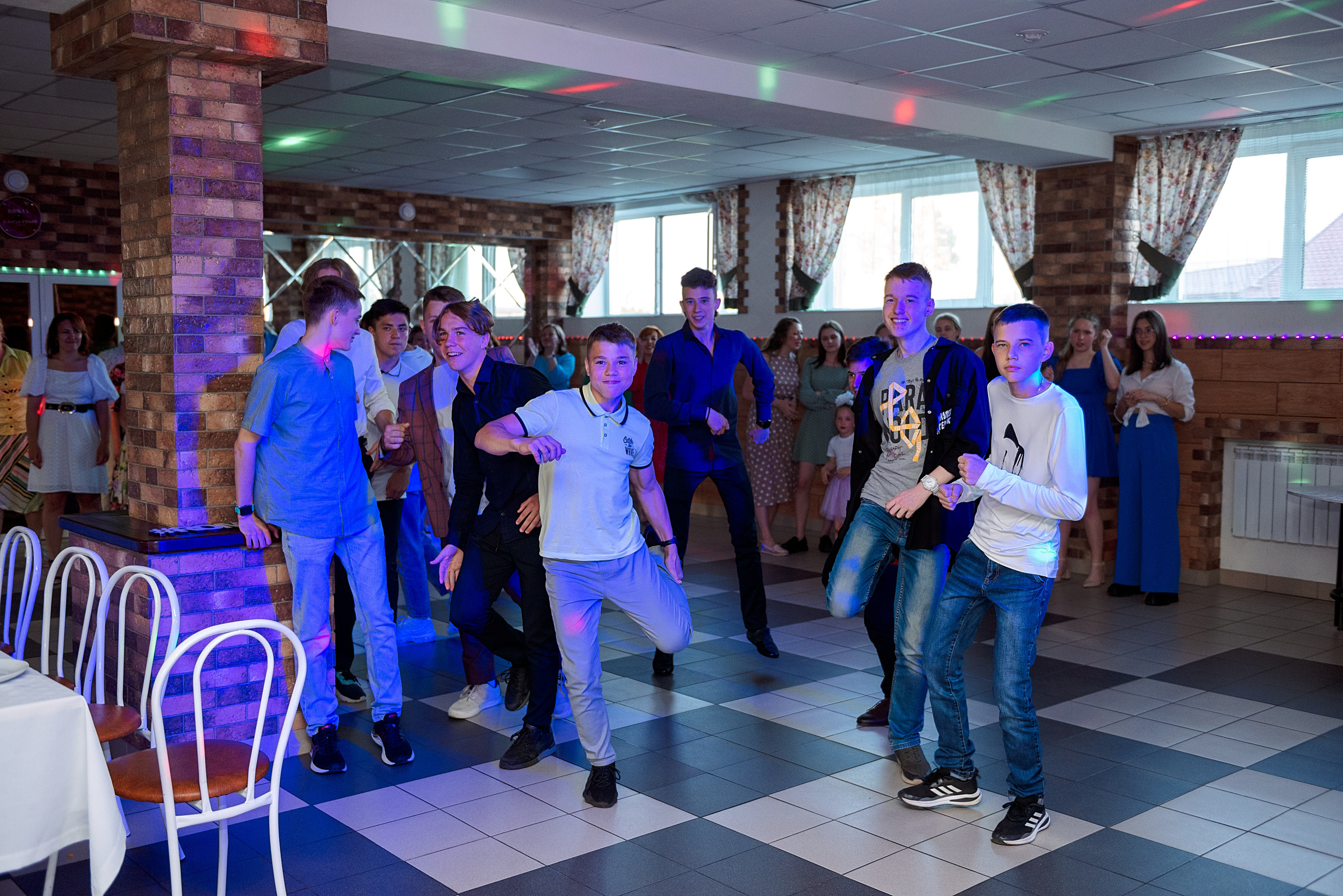 ВЫПУСКНОЙ 9кл. шк.106. Семейный, свадебный, школьный фотограф в Железногорске Целуев Андрей