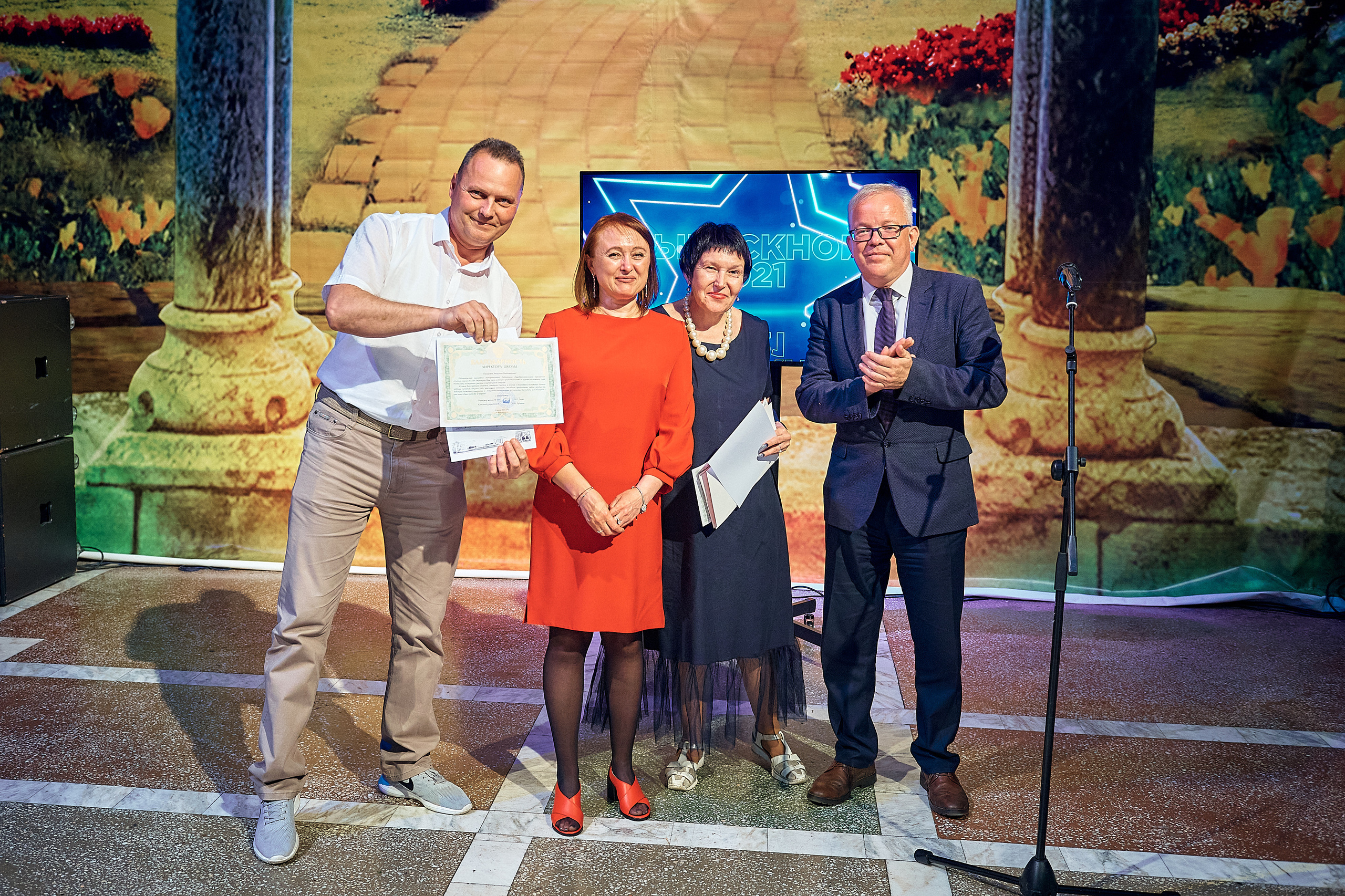 Выпускной 11 кл школа 100 2021 г. Семейный, свадебный, школьный фотограф в Железногорске Целуев Андрей