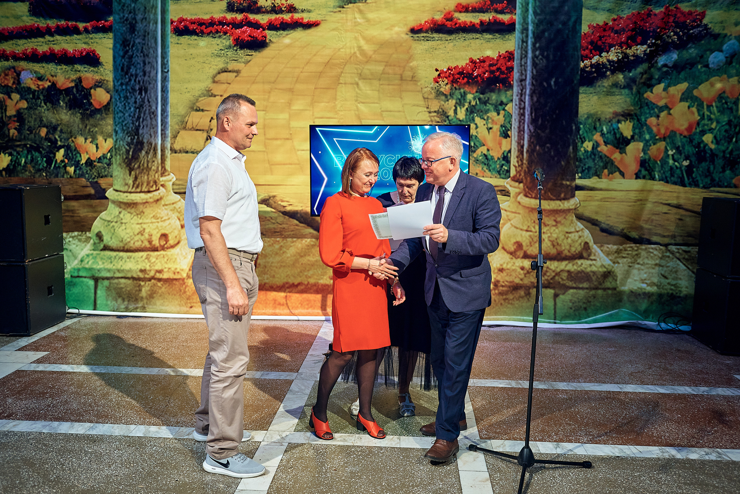 Выпускной 11 кл школа 100 2021 г. Семейный, свадебный, школьный фотограф в Железногорске Целуев Андрей