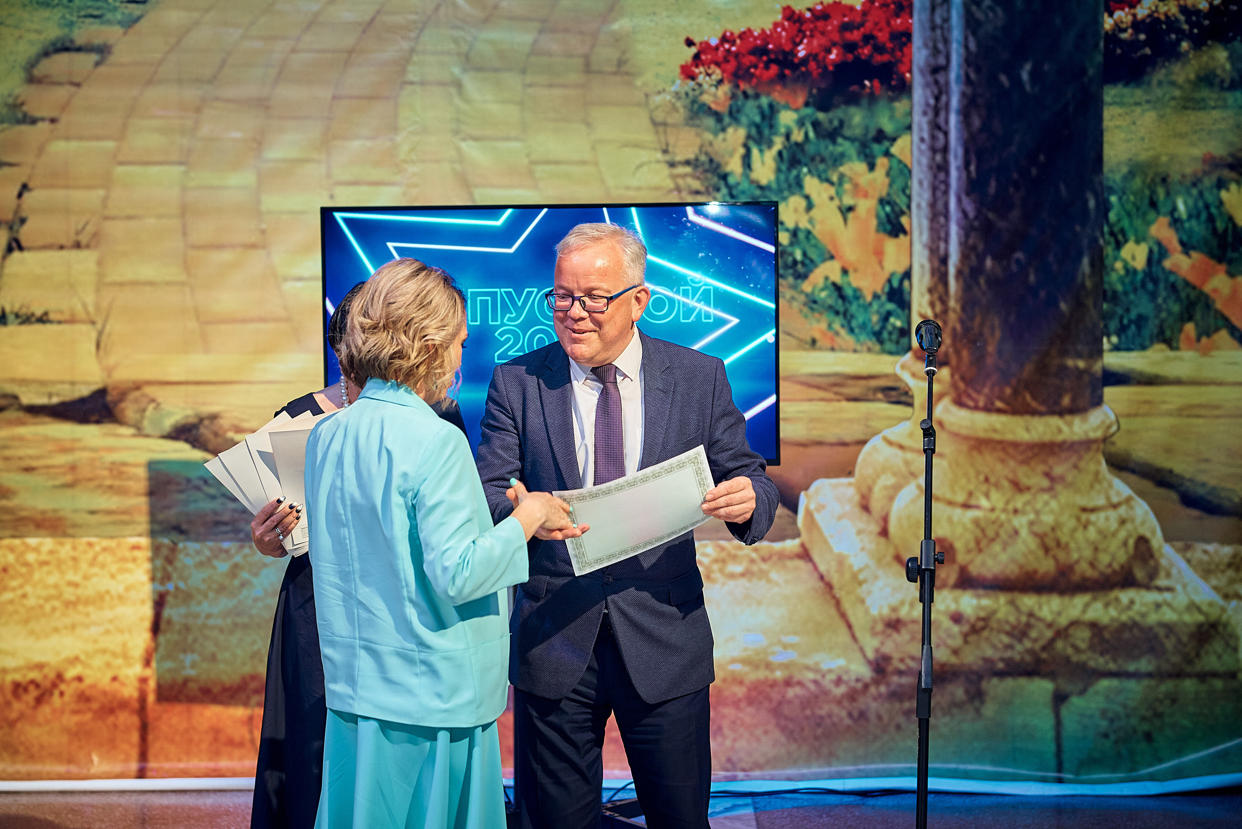 Выпускной 11 кл школа 100 2021 г. Семейный, свадебный, школьный фотограф в Железногорске Целуев Андрей