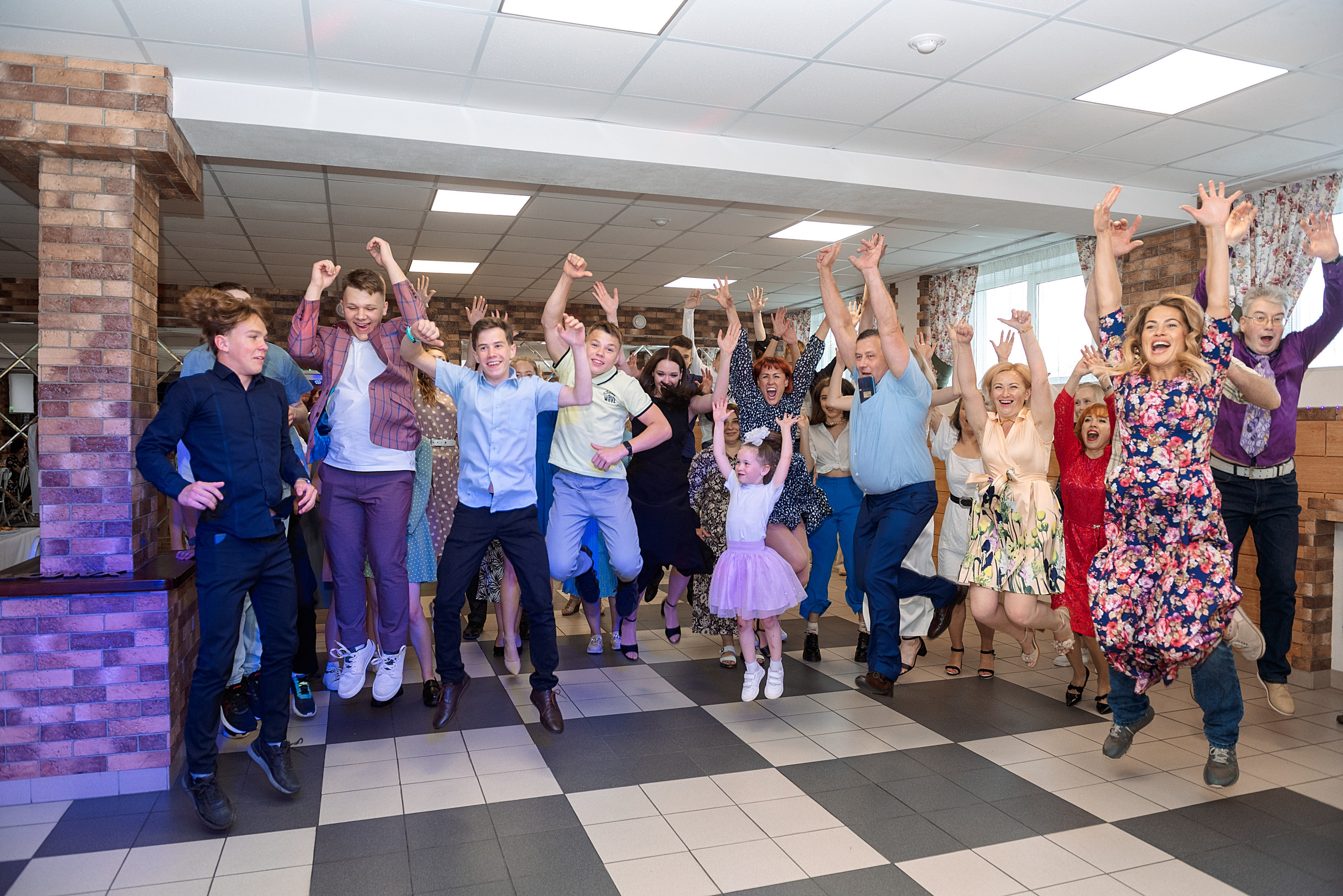 ВЫПУСКНОЙ 9кл. шк.106. Семейный, свадебный, школьный фотограф в Железногорске Целуев Андрей