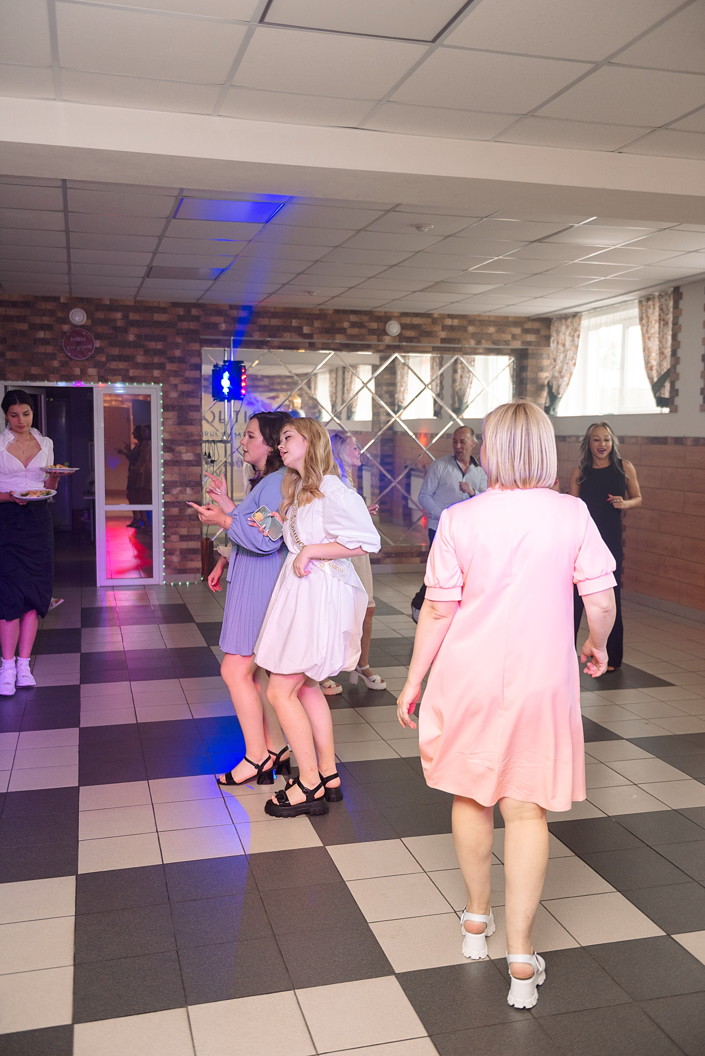 ВЫПУСКНОЙ 9кл. гимназия 91. Семейный, свадебный, школьный фотограф в Железногорске Целуев Андрей