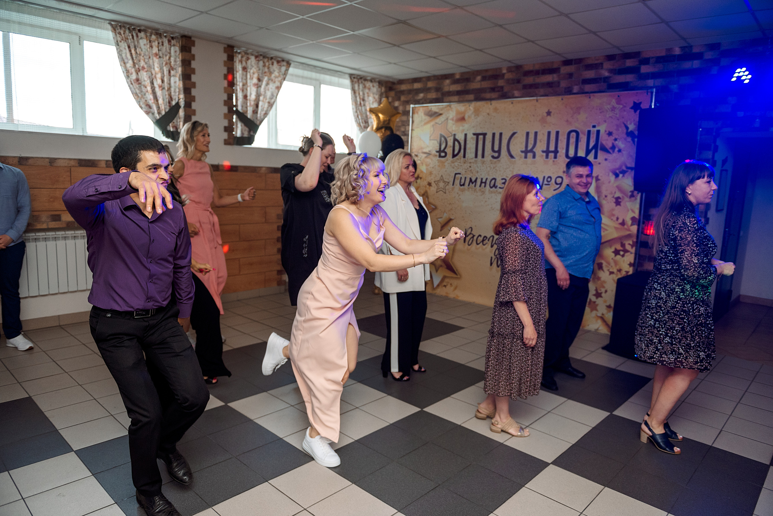 ВЫПУСКНОЙ 9кл. гимназия 91. Семейный, свадебный, школьный фотограф в Железногорске Целуев Андрей
