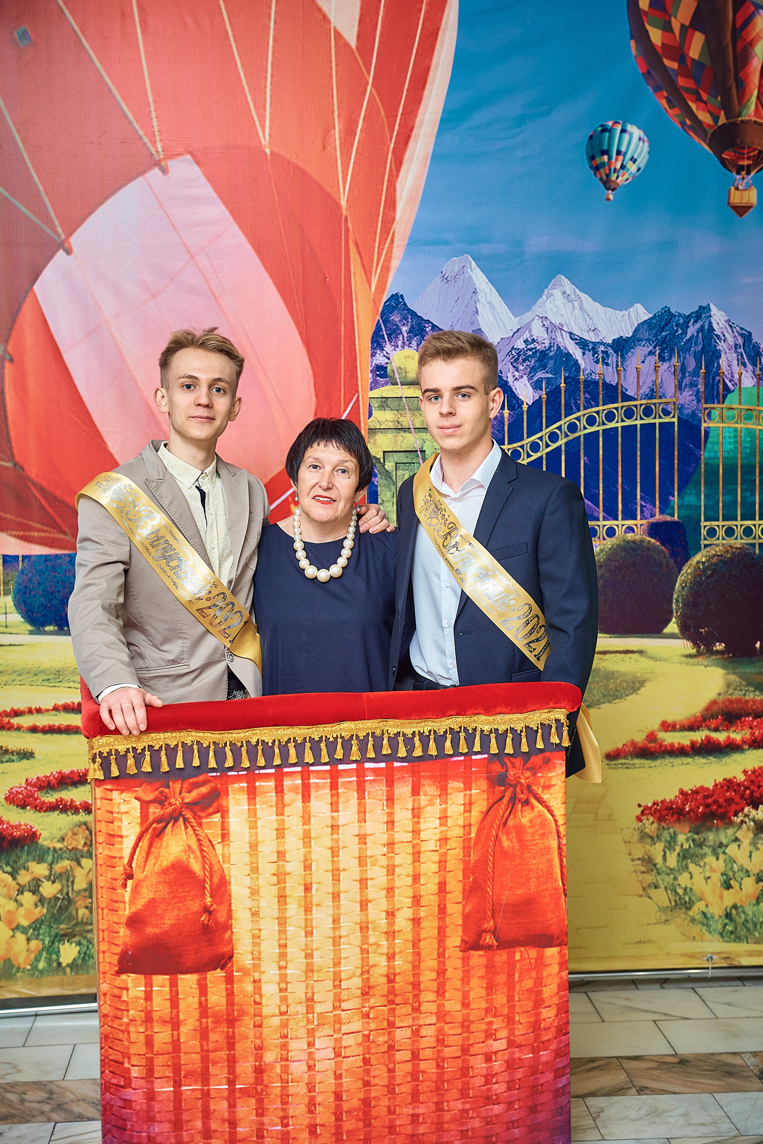 Выпускной 11 кл школа 100 2021 г. Семейный, свадебный, школьный фотограф в Железногорске Целуев Андрей