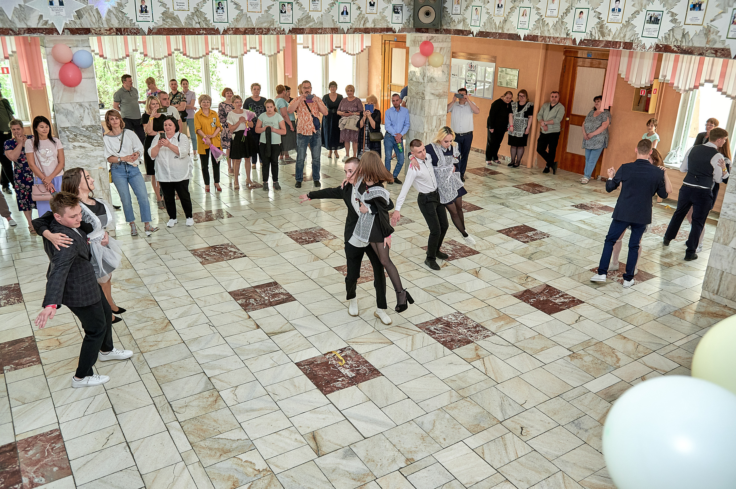 Последний звонок шк. 106 2022. Семейный, свадебный, школьный фотограф в Железногорске Целуев Андрей