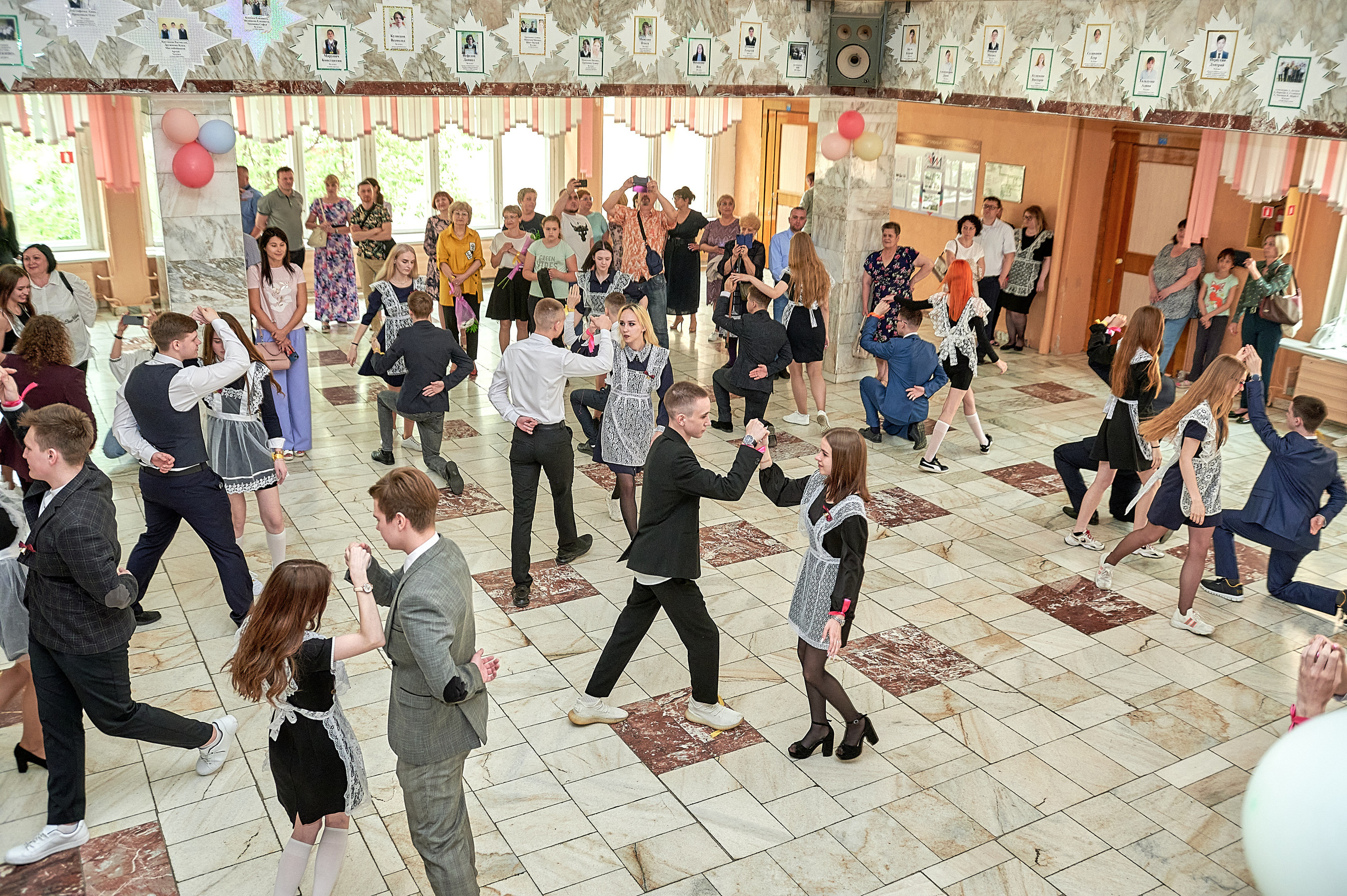 Последний звонок шк. 106 2022. Семейный, свадебный, школьный фотограф в Железногорске Целуев Андрей