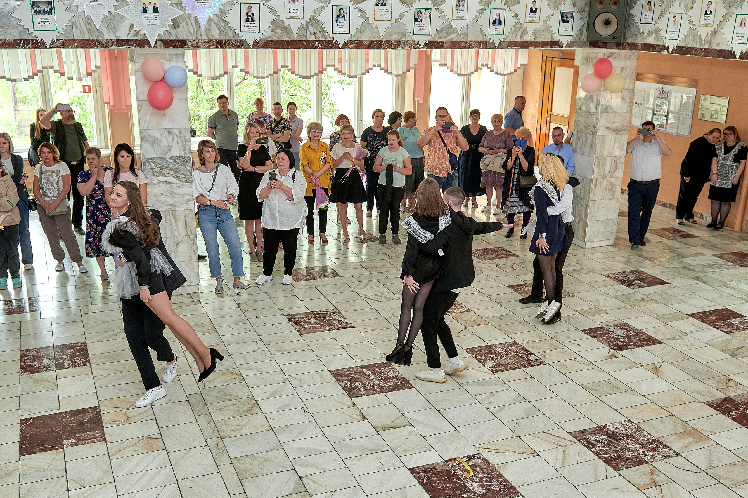 Последний звонок шк. 106 2022. Семейный, свадебный, школьный фотограф в Железногорске Целуев Андрей