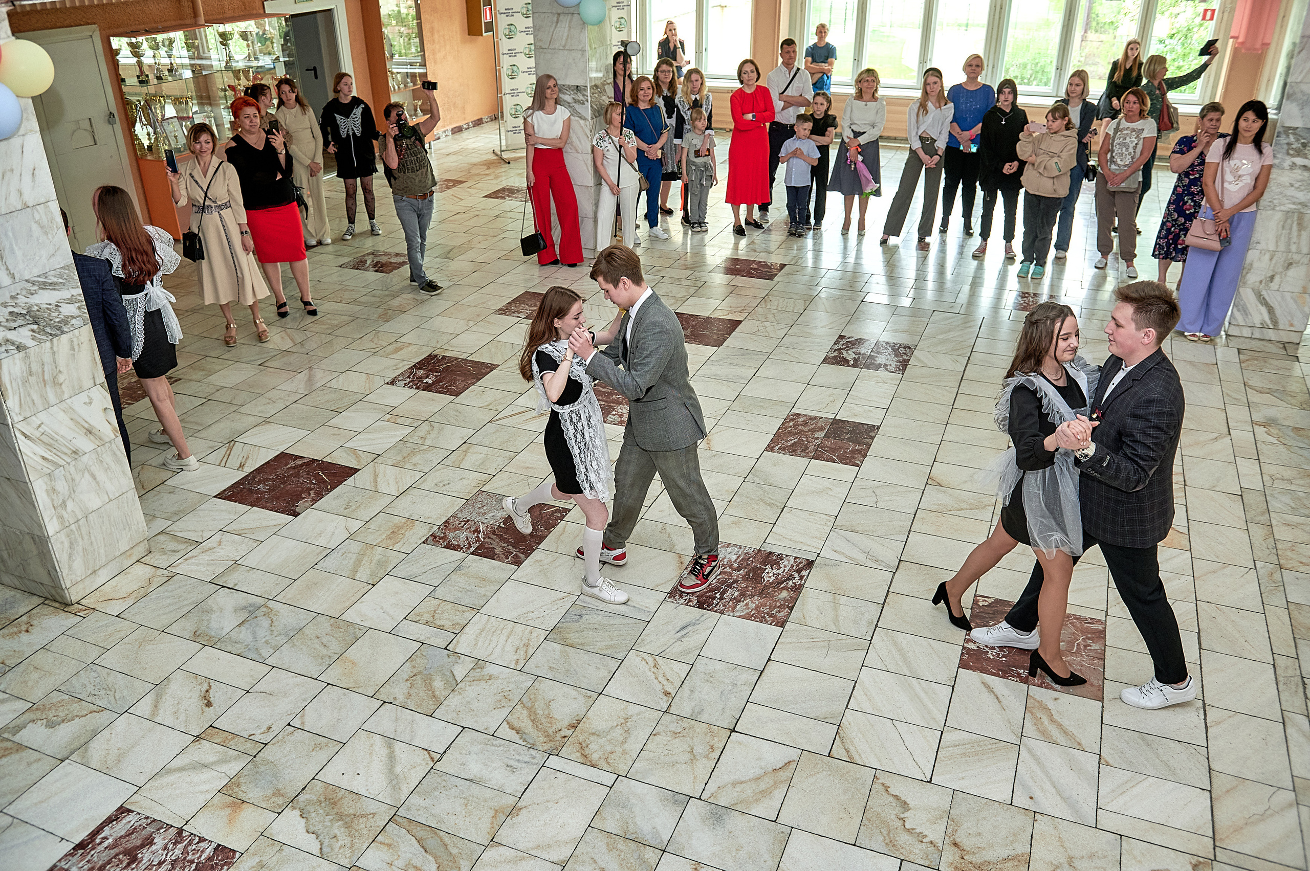 Последний звонок шк. 106 2022. Семейный, свадебный, школьный фотограф в Железногорске Целуев Андрей